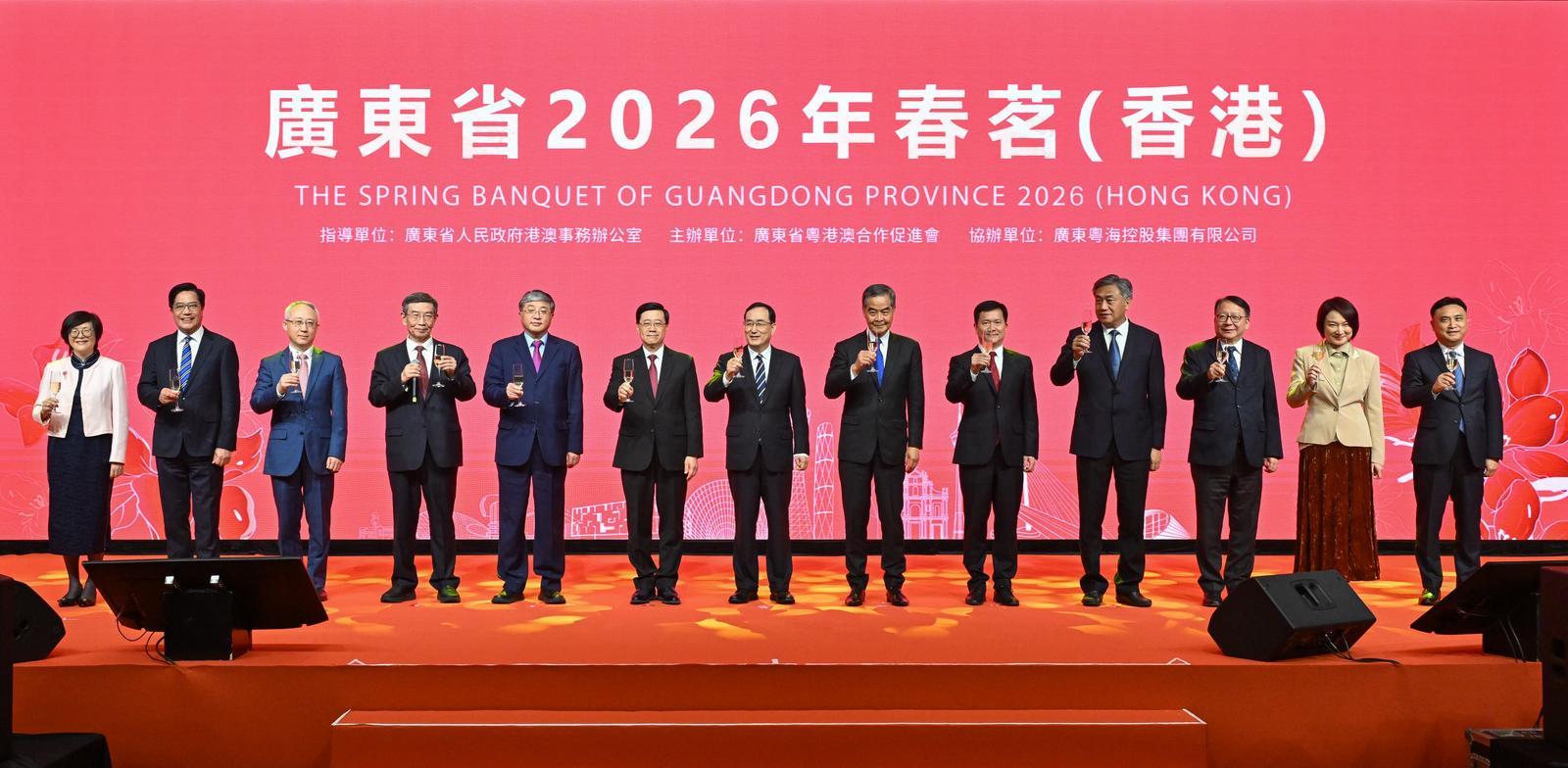 行政長官李家超今日（三月十九日）出席廣東省2026年春茗（香港）。圖示（左起）廣東省人民政府港澳事務辦公室主任陳麗文、財政司副司長黃偉綸、中華人民共和國外交部駐香港特別行政區特派員公署副特派員李永勝、廣東省粵港澳合作促進會會長黃寧生、中央人民政府駐香港特別行政區聯絡辦公室副主任羅永綱、李家超、廣東省委常委、統戰部部長王曦、全國政協副主席梁振英、中央人民政府駐香港特別行政區維護國家安全公署副署長陳楓、廣東省政協副主席鄧海光、政務司司長陳國基、立法會主席李慧琼和其他嘉賓合照。
