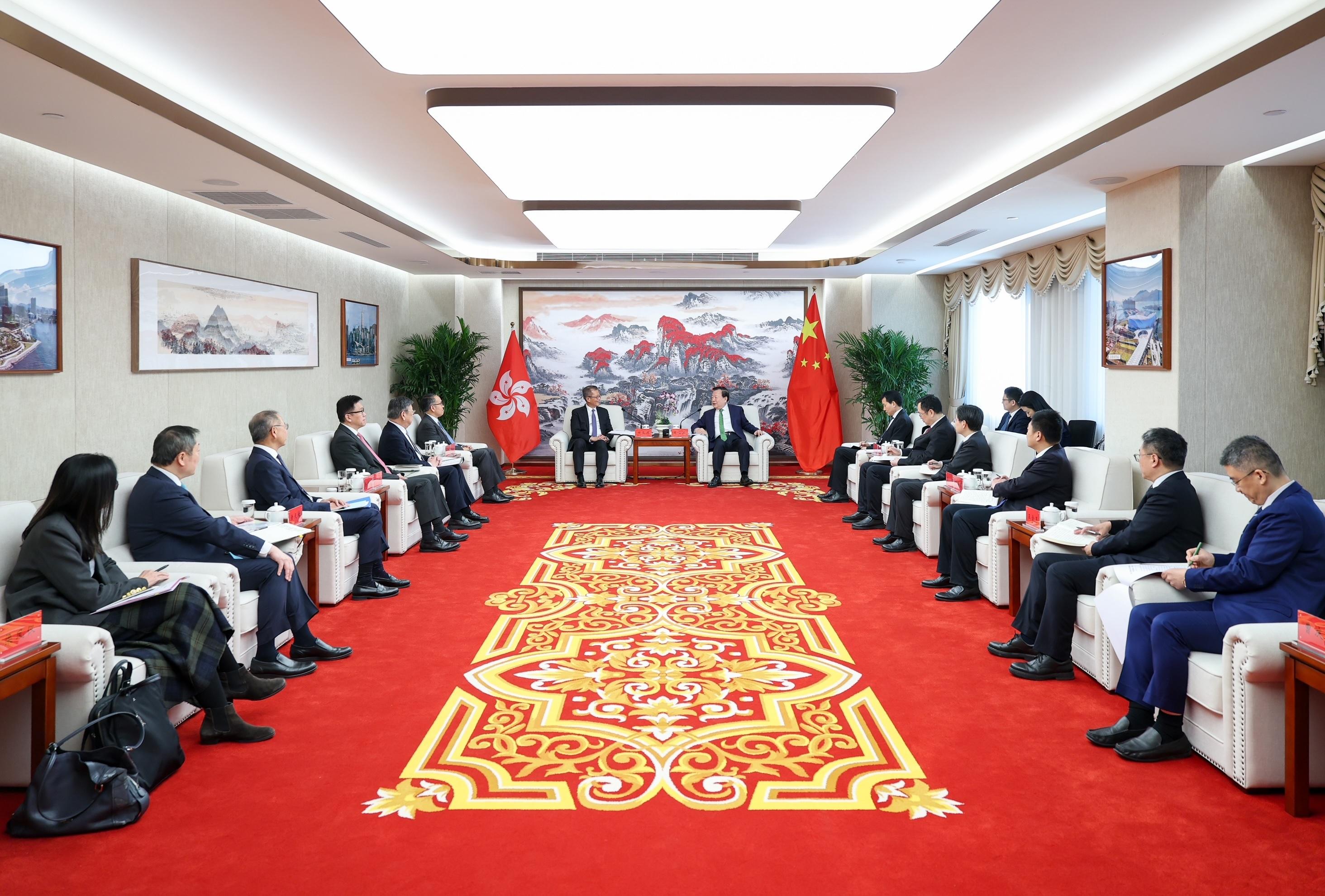 財政司司長陳茂波今日（三月十九日）展開北京的訪問行程。圖示中央港澳工作辦公室主任、國務院港澳事務辦公室主任夏寶龍（右七）今日早上會見陳茂波（左七）。