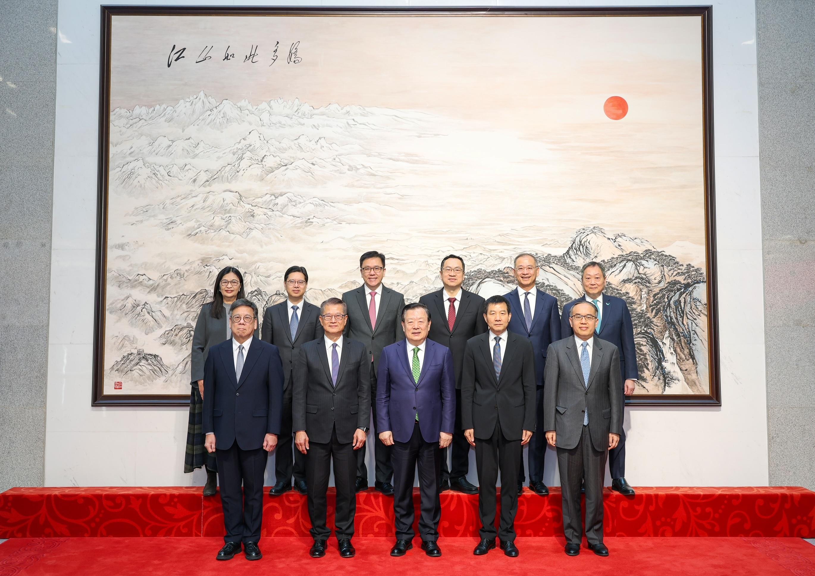 財政司司長陳茂波今日（三月十九日）展開北京的訪問行程。圖示中央港澳工作辦公室主任、國務院港澳事務辦公室主任夏寶龍（前排中）和分管日常工作的副主任徐啟方（前排右二）與陳茂波（前排左二）、財經事務及庫務局局長許正宇（前排右一）、商務及經濟發展局局長丘應樺（前排左一）、創新科技及工業局局長孫東教授（後排左三）、香港金融管理局總裁余偉文（後排右二）、證券及期貨事務監察委員會（證監會）主席黃天祐博士（後排右一）、證監會行政總裁梁鳳儀（後排左一）及其他官員合照。