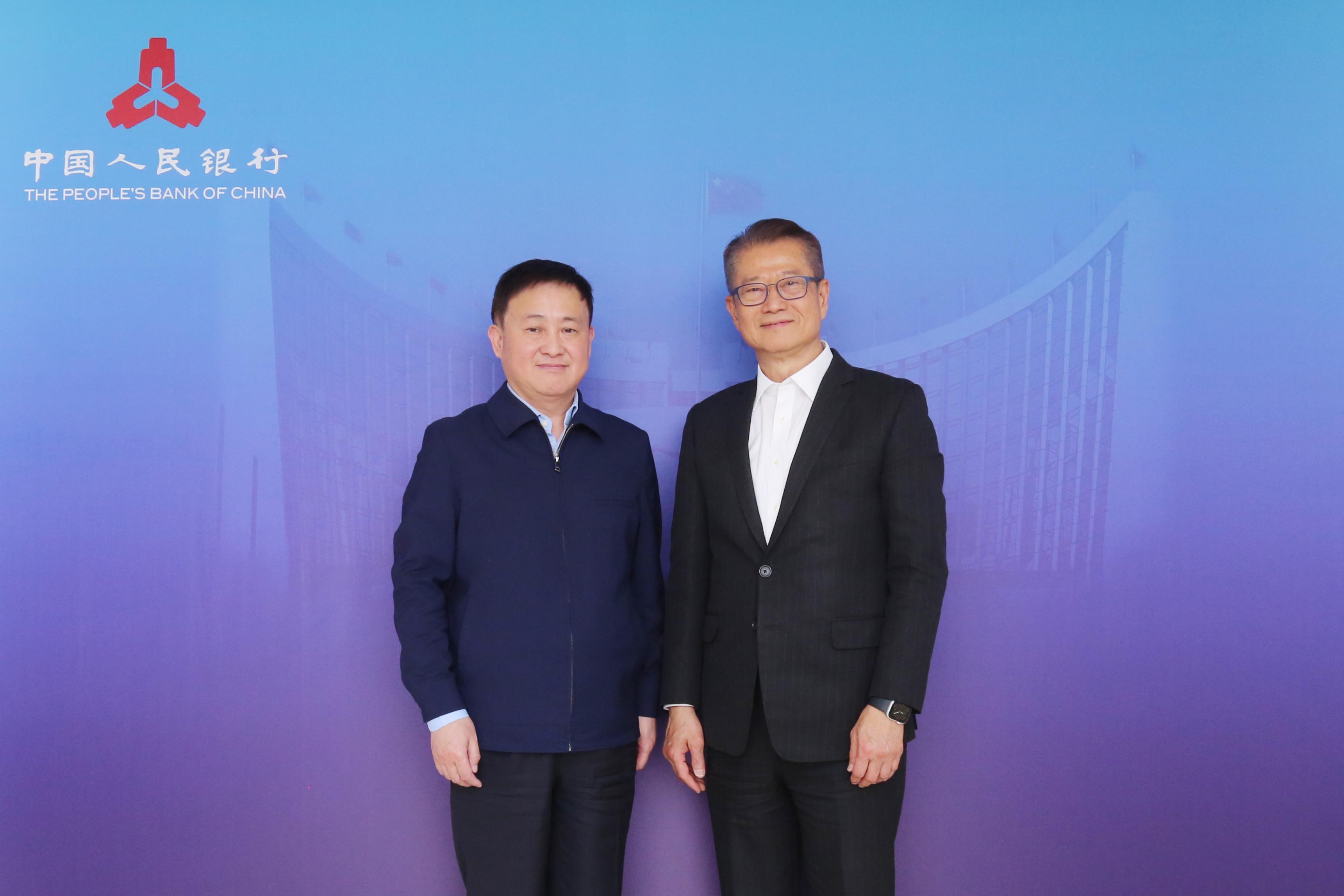 The Financial Secretary, Mr Paul Chan, began his visit to Beijing today (March 19). Photo shows Mr Chan (right) meeting with the Governor of the People's Bank of China, Mr Pan Gongsheng (left).

