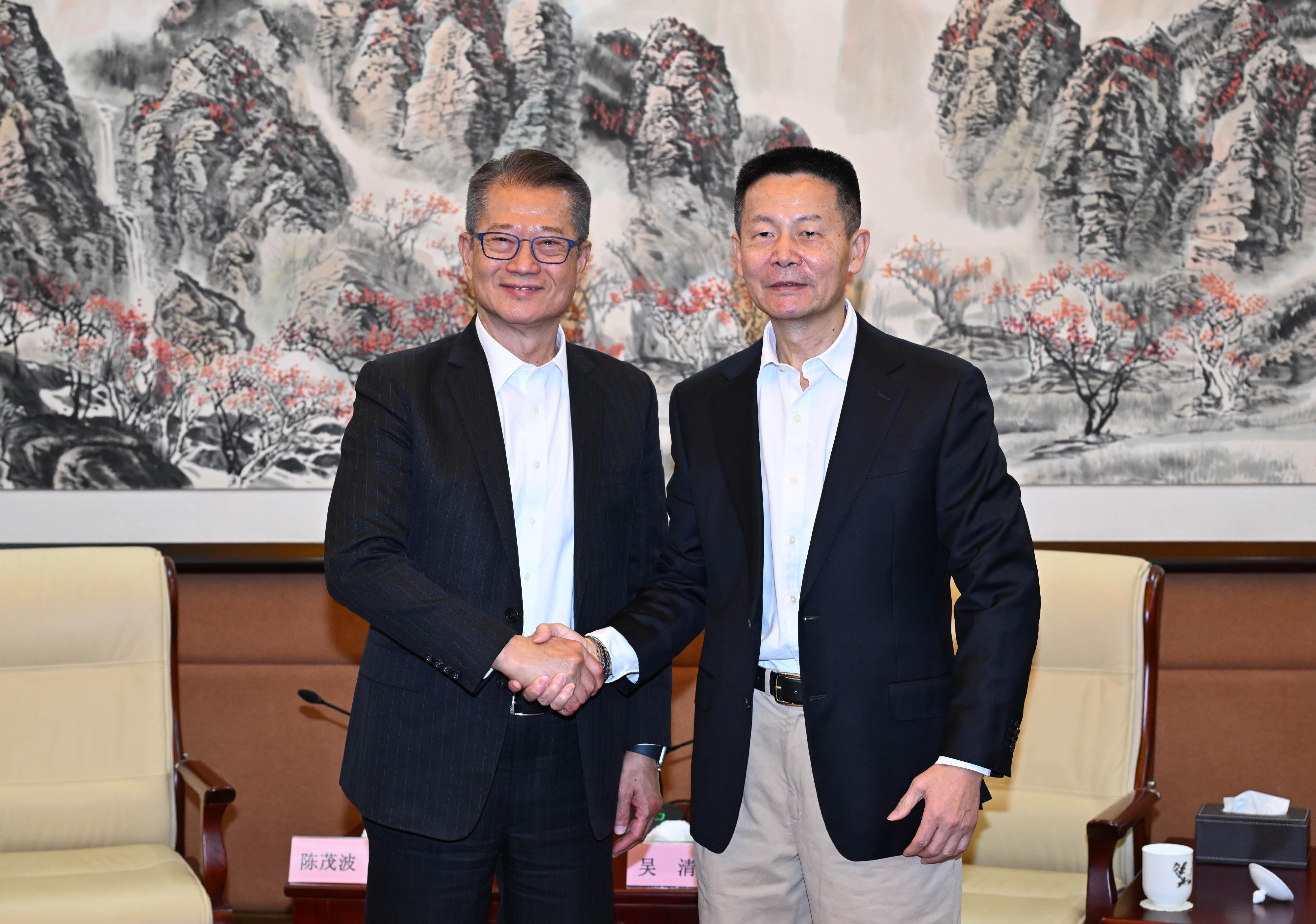 The Financial Secretary, Mr Paul Chan, began his visit to Beijing today (March 19). Photo shows Mr Chan (left) and the Chairman of the China Securities Regulatory Commission, Mr Wu Qing (right).

