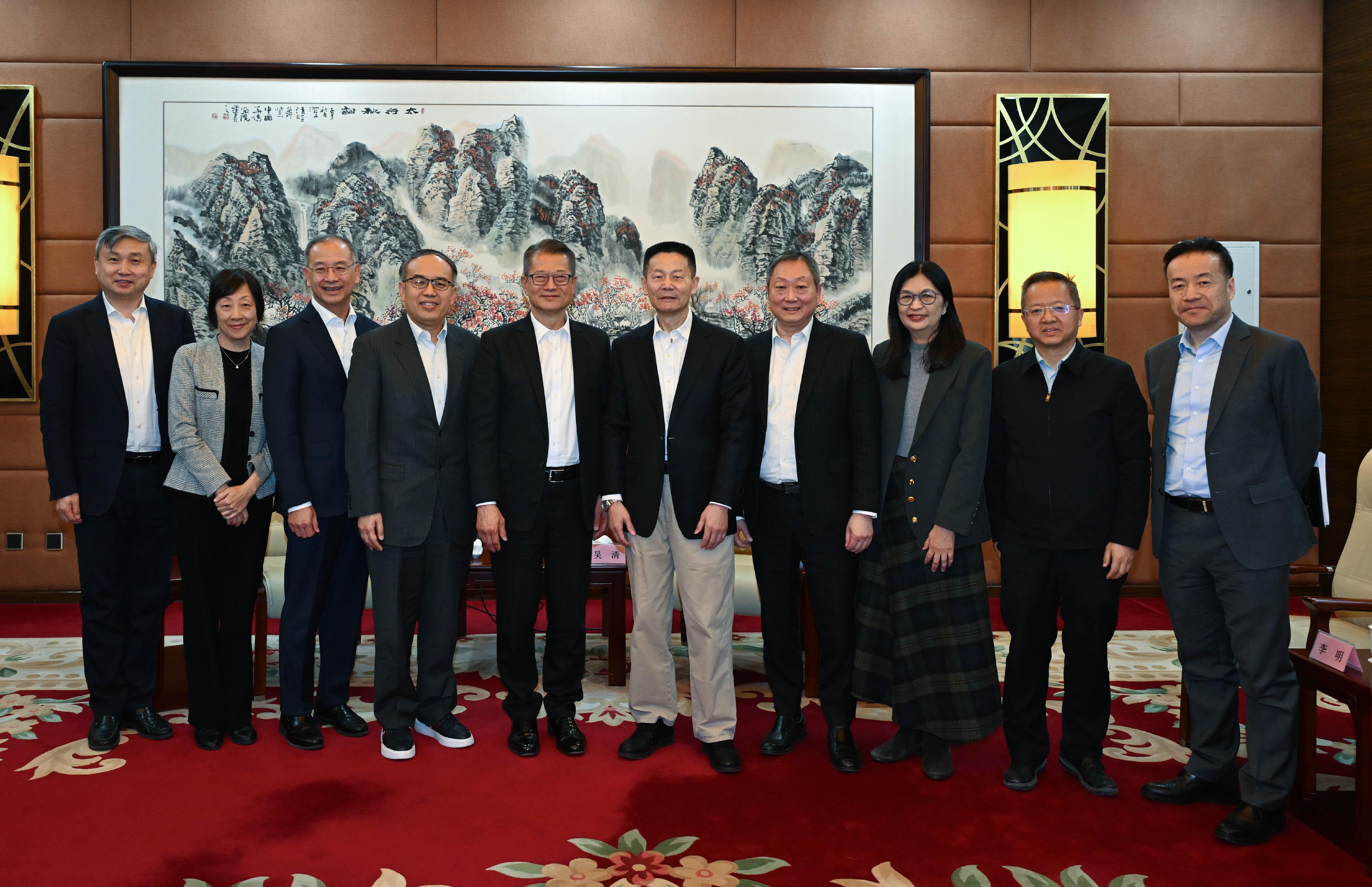 The Financial Secretary, Mr Paul Chan, began his visit to Beijing today (March 19). Photo shows Mr Chan (fifth left); the Chairman of the China Securities Regulatory Commission, Mr Wu Qing (fifth right); the Secretary for Financial Services and the Treasury, Mr Christopher Hui (fourth left); the Chief Executive of the Monetary Authority, Mr Eddie Yue (third left); the Chairman of the Securities and Futures Commission (SFC), Dr Kelvin Wong (fourth right); and Chief Executive Officer of SFC, Ms Julia Leung (third right).

