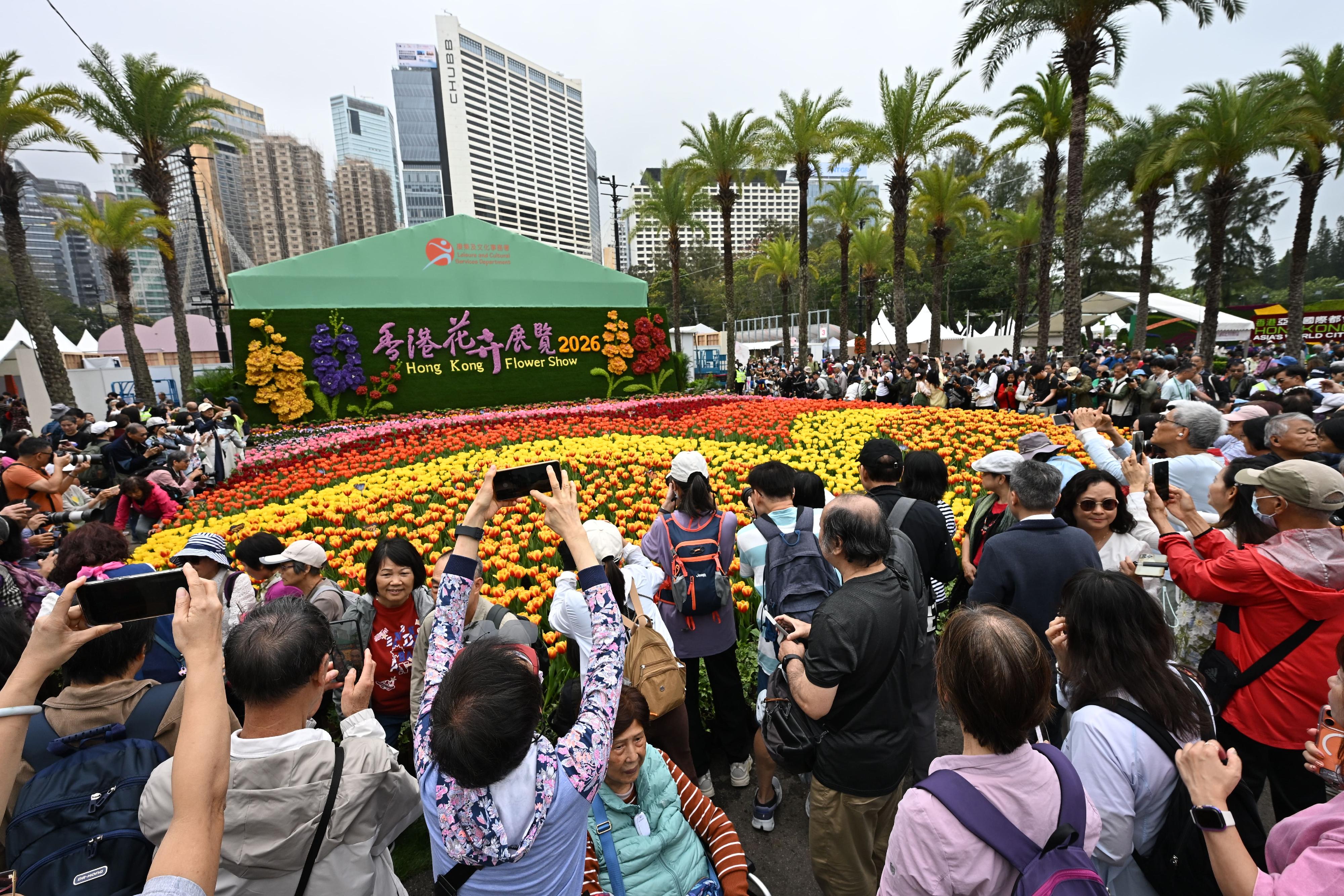 每年一度的賞花盛事香港花卉展覽今日(三月二十日)在維多利亞公園開幕,以「花語尋『香』——細味城市特色」為主題,展出約四十萬株花卉,包括約四萬株主題花紫羅蘭。圖示鬱金香花海。