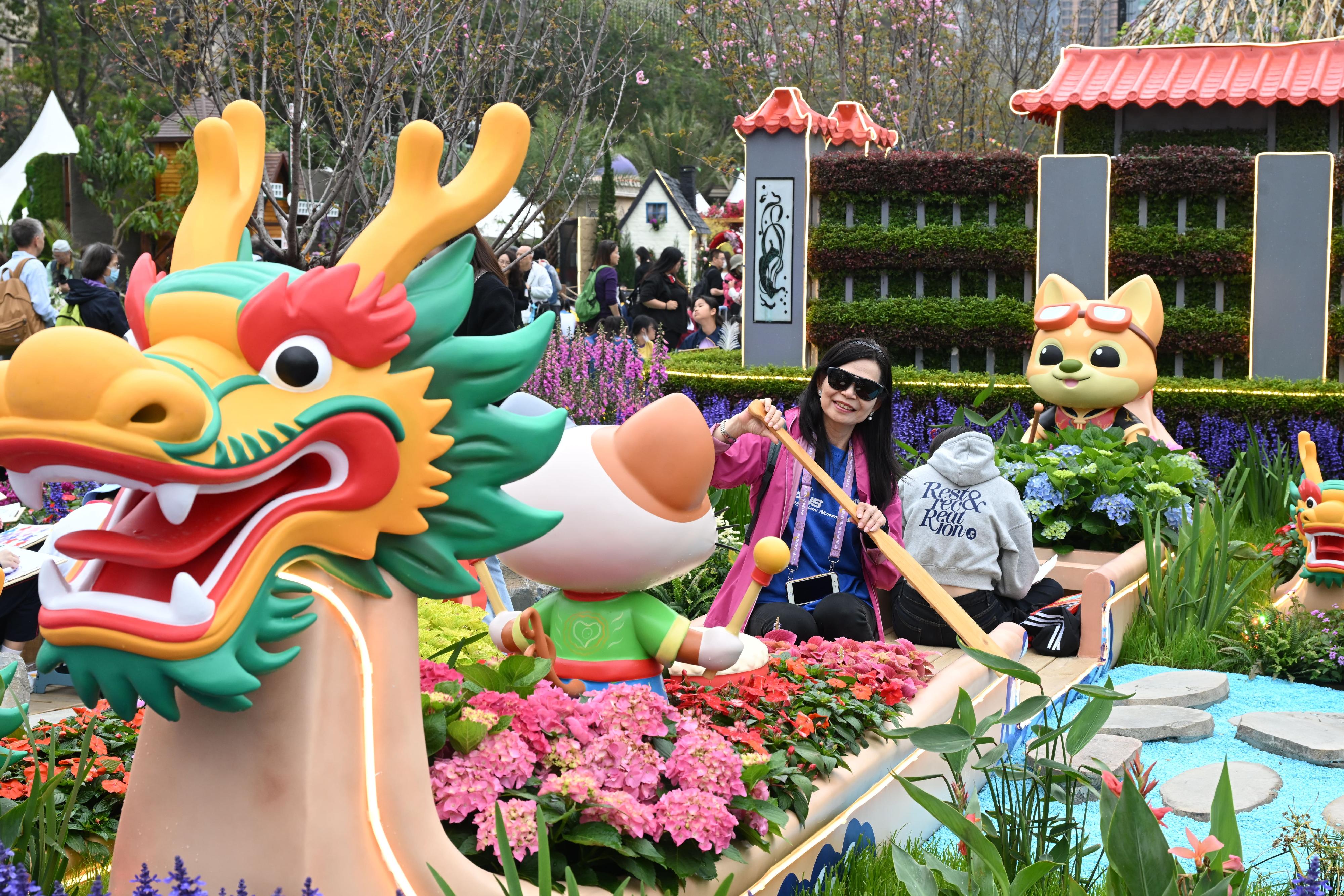 每年一度的賞花盛事香港花卉展覽今日(三月二十日)在維多利亞公園開幕,以「花語尋『香』——細味城市特色」為主題,展出約四十萬株花卉,包括約四萬株主題花紫羅蘭。圖示「山水三重奏」園景。