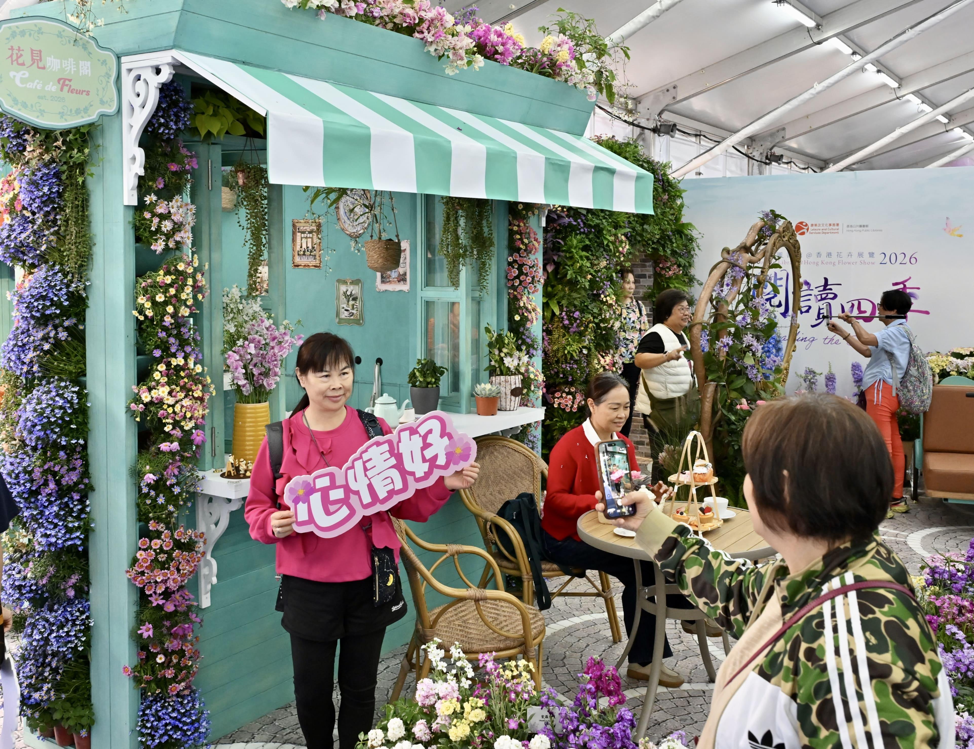 每年一度的賞花盛事香港花卉展覽今日(三月二十日)在維多利亞公園開幕,以「花語尋『香』——細味城市特色」為主題,展出約四十萬株花卉,包括約四萬株主題花紫羅蘭。圖示「花見咖啡閣」。