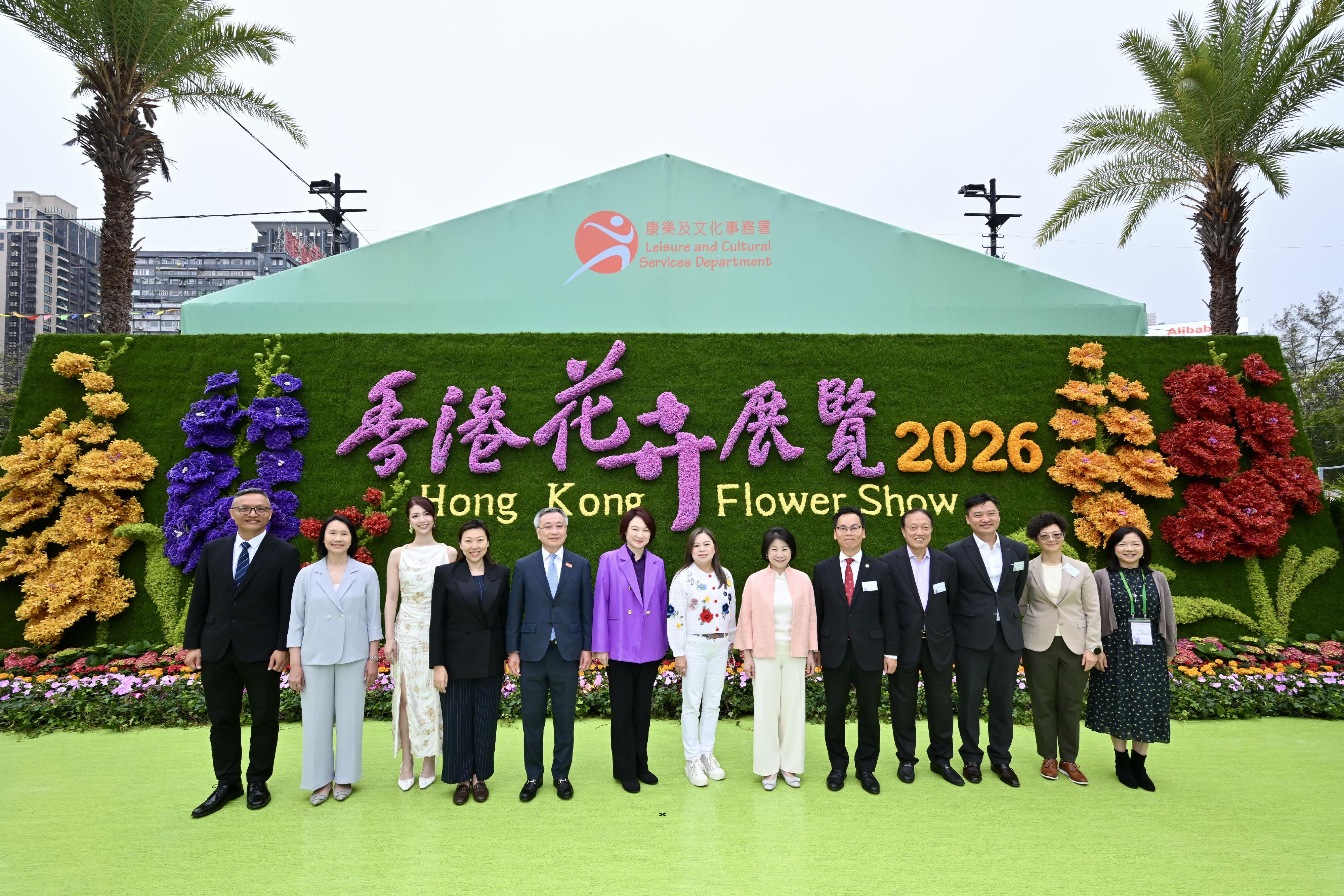 The annual Hong Kong Flower Show extravaganza opened at Victoria Park today (March 20) with some 400 000 flowers on display, including about 40 000 stocks, this year's theme flower, and "A Fragrant Journey through Hong Kong" as the main theme. Photo shows the Secretary for Culture, Sports and Tourism, Miss Rosanna Law (centre); the President of the Legislative Council, Dr Starry Lee (sixth left); the Permanent Secretary for Culture, Sports and Tourism, Ms Vivian Sum (sixth right); Steward of the Hong Kong Jockey Club Mr Philip Lo (fifth left); the Director of Leisure and Cultural Services, Ms Manda Chan (second left); the Deputy Director (Leisure Services) of the Leisure and Cultural Services Department (LCSD), Ms Winnie Chui (second right); Assistant Director (Leisure Services) of the LCSD, Mr Ricky Wong (first left); the Chairperson of the Show Committee of the Flower Show, Ms Tina Tai (first right); Miss Hong Kong 2018, Miss Hera Chan (third left), and other guests in front of the three-dimensional stock flower wall.