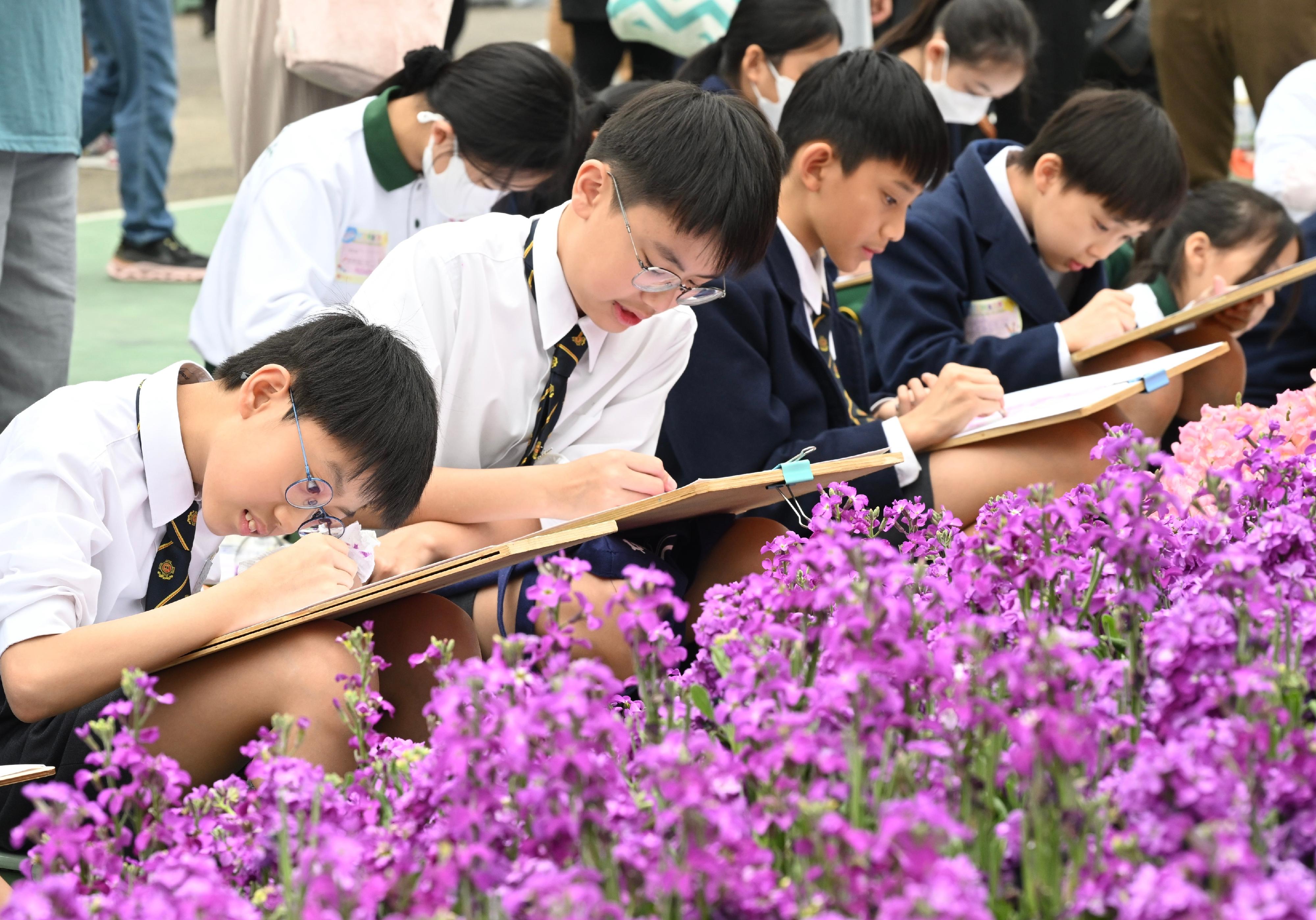 The annual Hong Kong Flower Show extravaganza opened at Victoria Park today (March 20) with some 400 000 flowers on display, including about 40 000 stocks, this year's theme flower, and " A Fragrant Journey through Hong Kong" as the main theme. The Jockey Club Student Drawing Competition held today attracted about 2 200 participants.