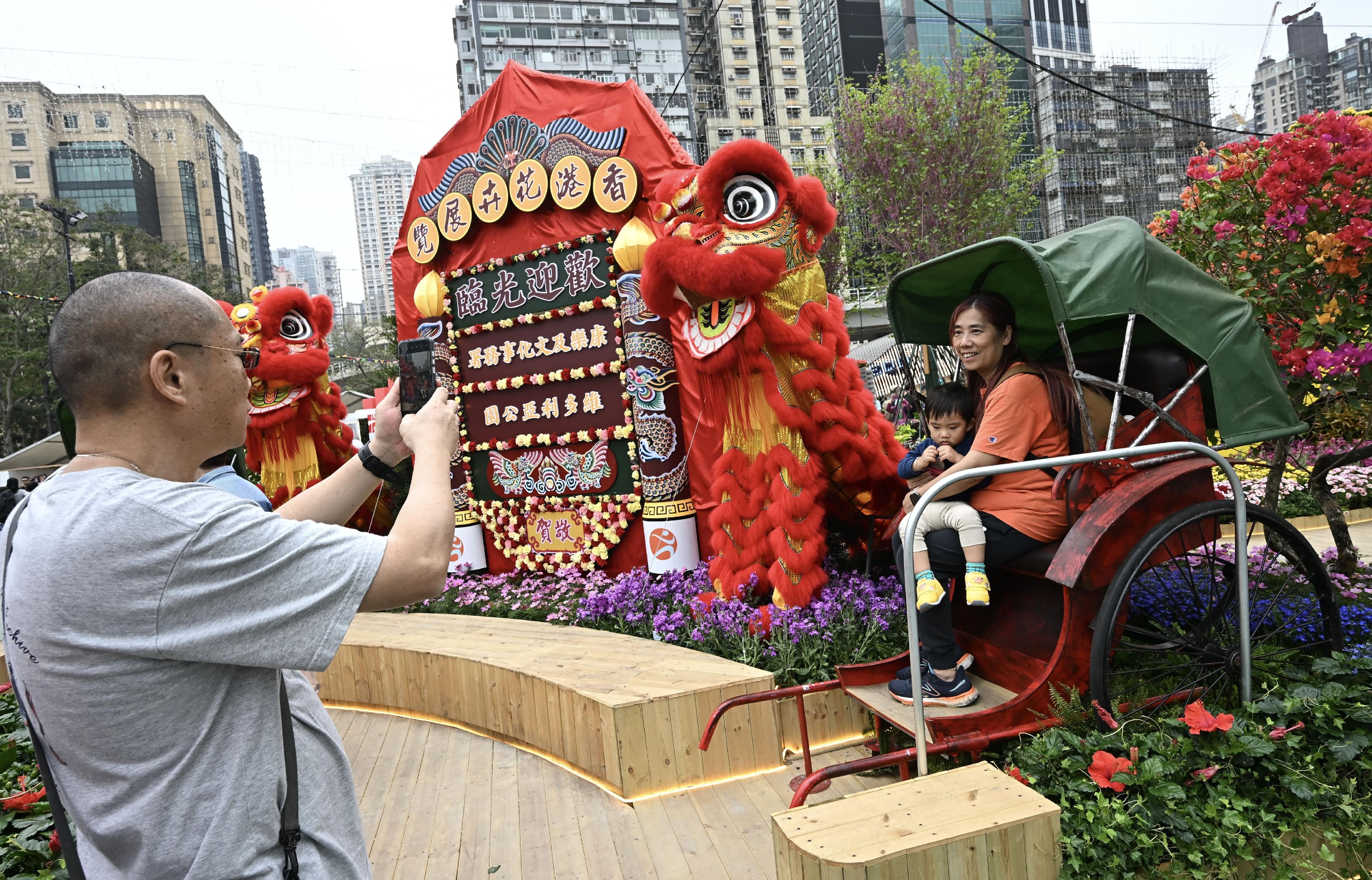 The annual Hong Kong Flower Show extravaganza opened at Victoria Park today (March 20) with some 400 000 flowers on display, including about 40 000 stocks, this year's theme flower, and "A Fragrant Journey through Hong Kong" as the main theme. Photo shows the garden "Kowloon Silhouettes in Bloom".