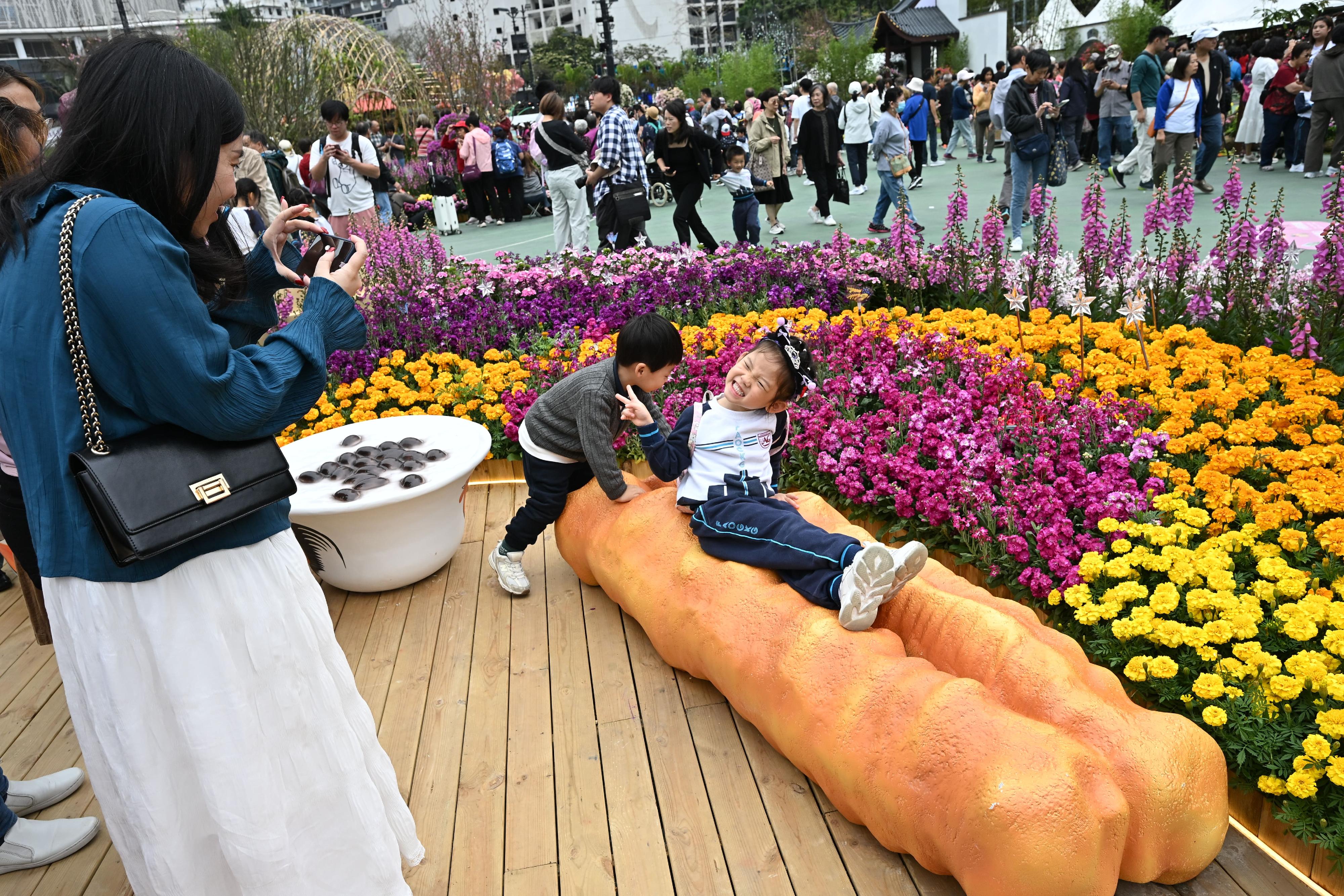 The annual Hong Kong Flower Show extravaganza opened at Victoria Park today (March 20) with some 400 000 flowers on display, including about 40 000 stocks, this year's theme flower, and "A Fragrant Journey through Hong Kong" as the main theme. Photo shows the garden "A Taste of Hong Kong".