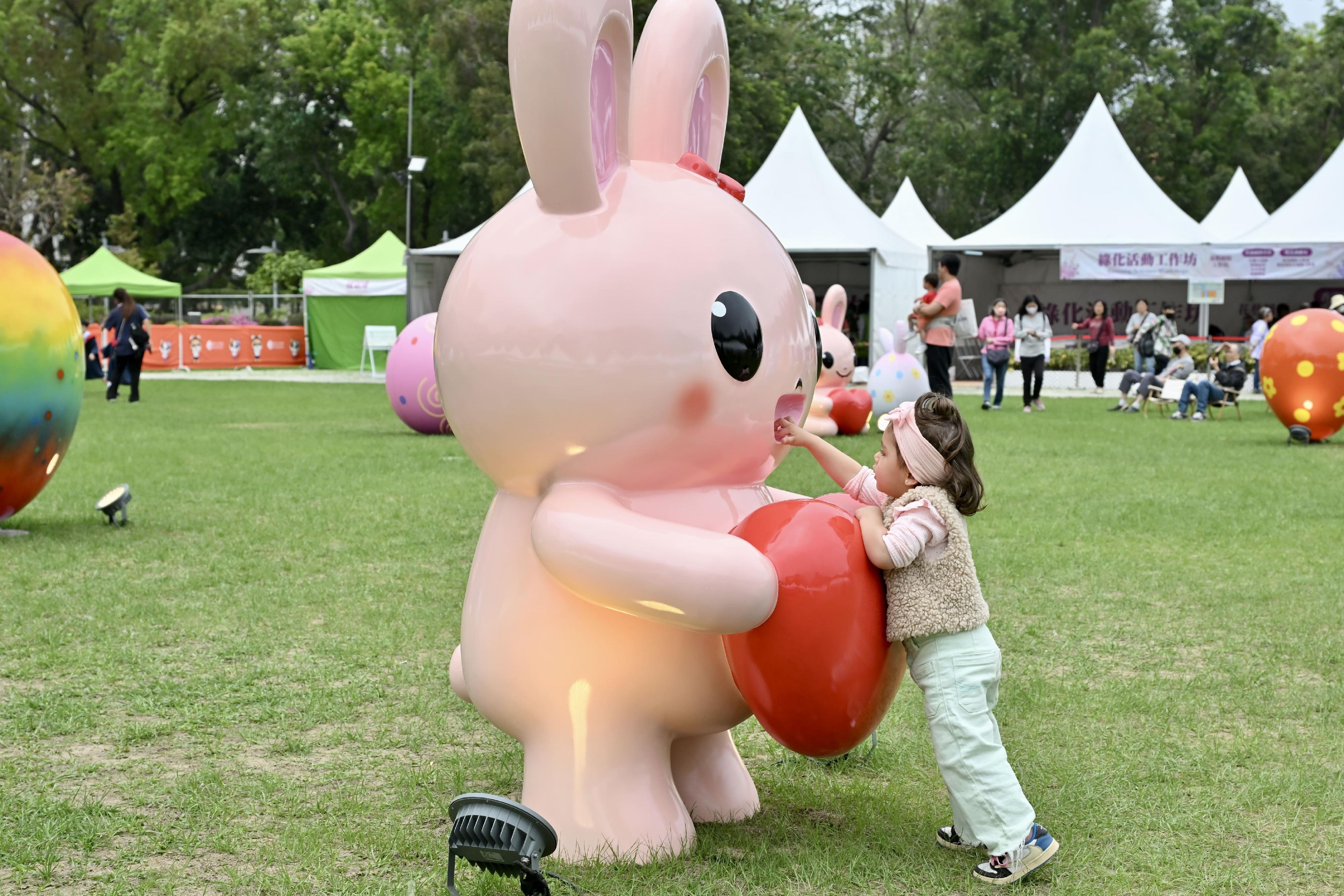 The annual Hong Kong Flower Show extravaganza opened at Victoria Park today (March 20) with some 400 000 flowers on display, including about 40 000 stocks, this year's theme flower, and "A Fragrant Journey through Hong Kong" as the main theme. Photo shows several Easter egg and bunny-themed installations at the Central Lawn.