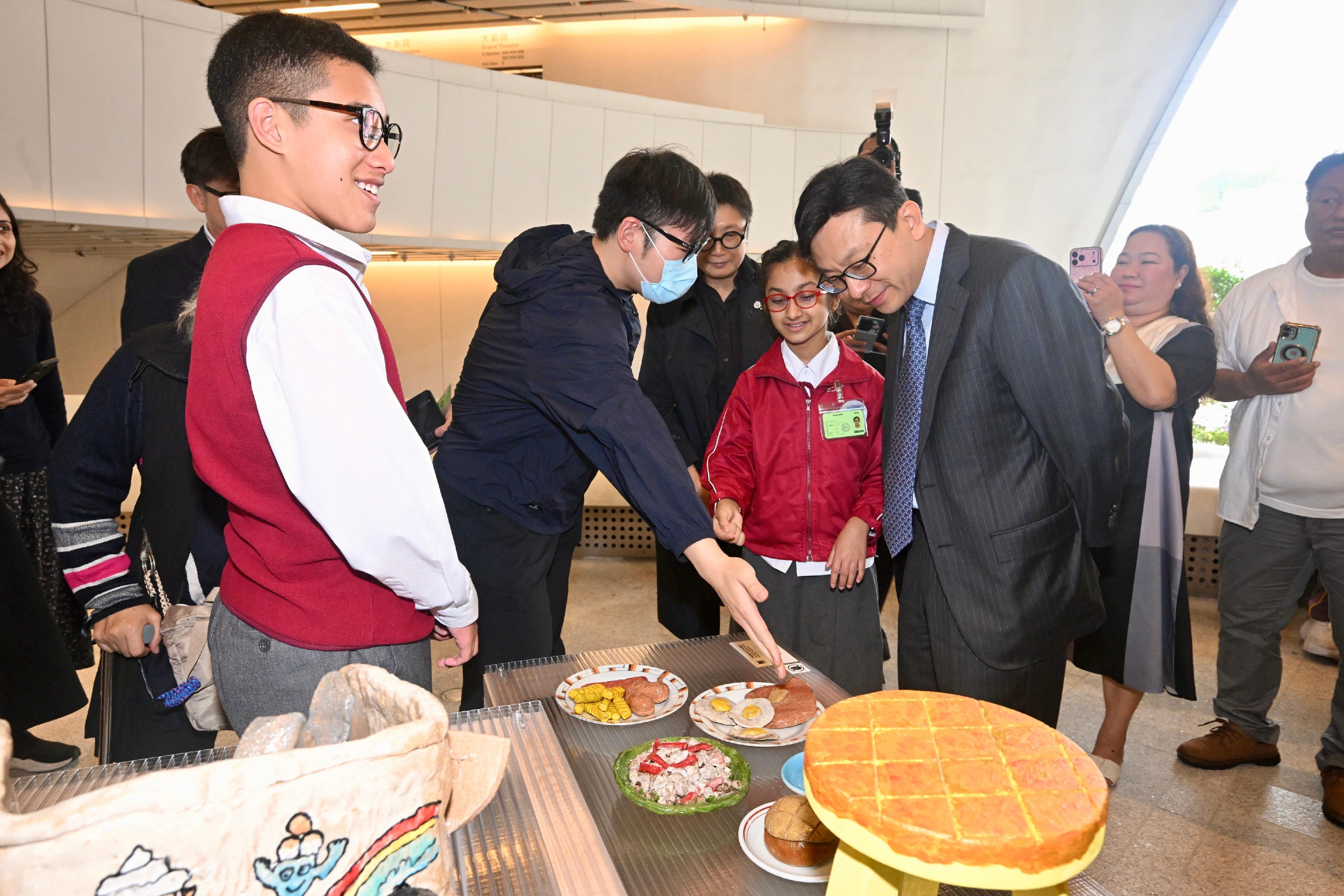 The Secretary for Labour and Welfare, Mr Chris Sun, officiated at the opening ceremony of the Diversity and Inclusion Arts Festival 2026 today (March 20). Photo shows Mr Sun (third right) being introduced to the artworks at the inclusive arts exhibition.