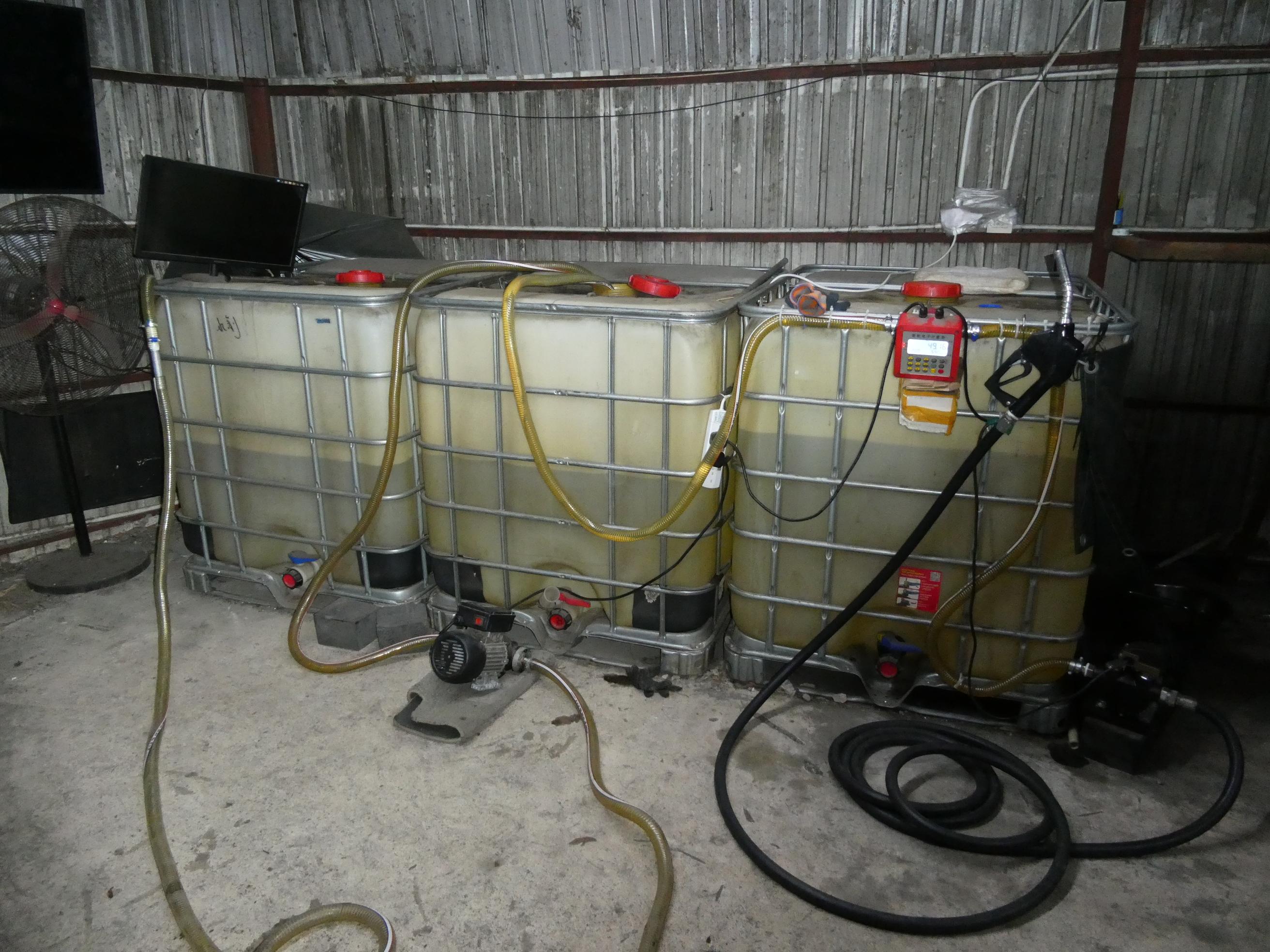 香港海關聯同消防處及警務處昨日（三月十九日）進行打擊非法燃油活動的聯合行動。圖示在元朗搗破的非法加油站內檢獲的汽油儲存器。
