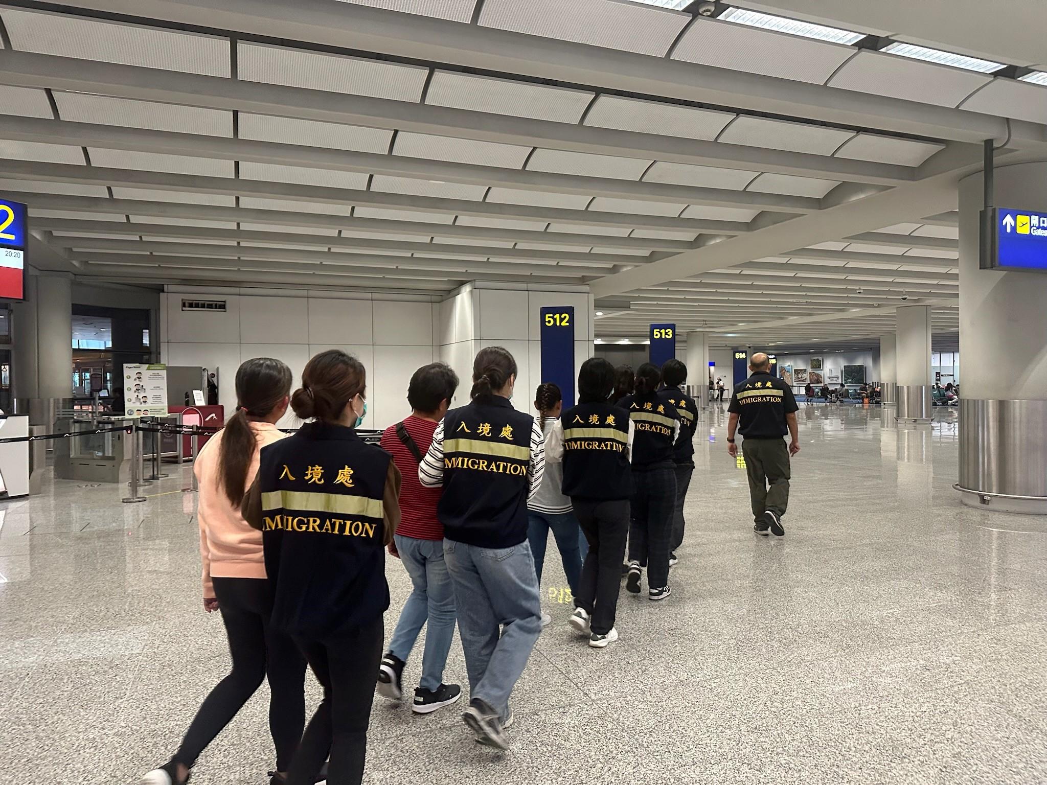 入境事務處（入境處）由三月十八日至今日（三月二十日）執行遣送行動，先後遣送18名免遣返聲請不獲確立人士回原居地。圖示被遣返人士在入境處人員押送下離港。