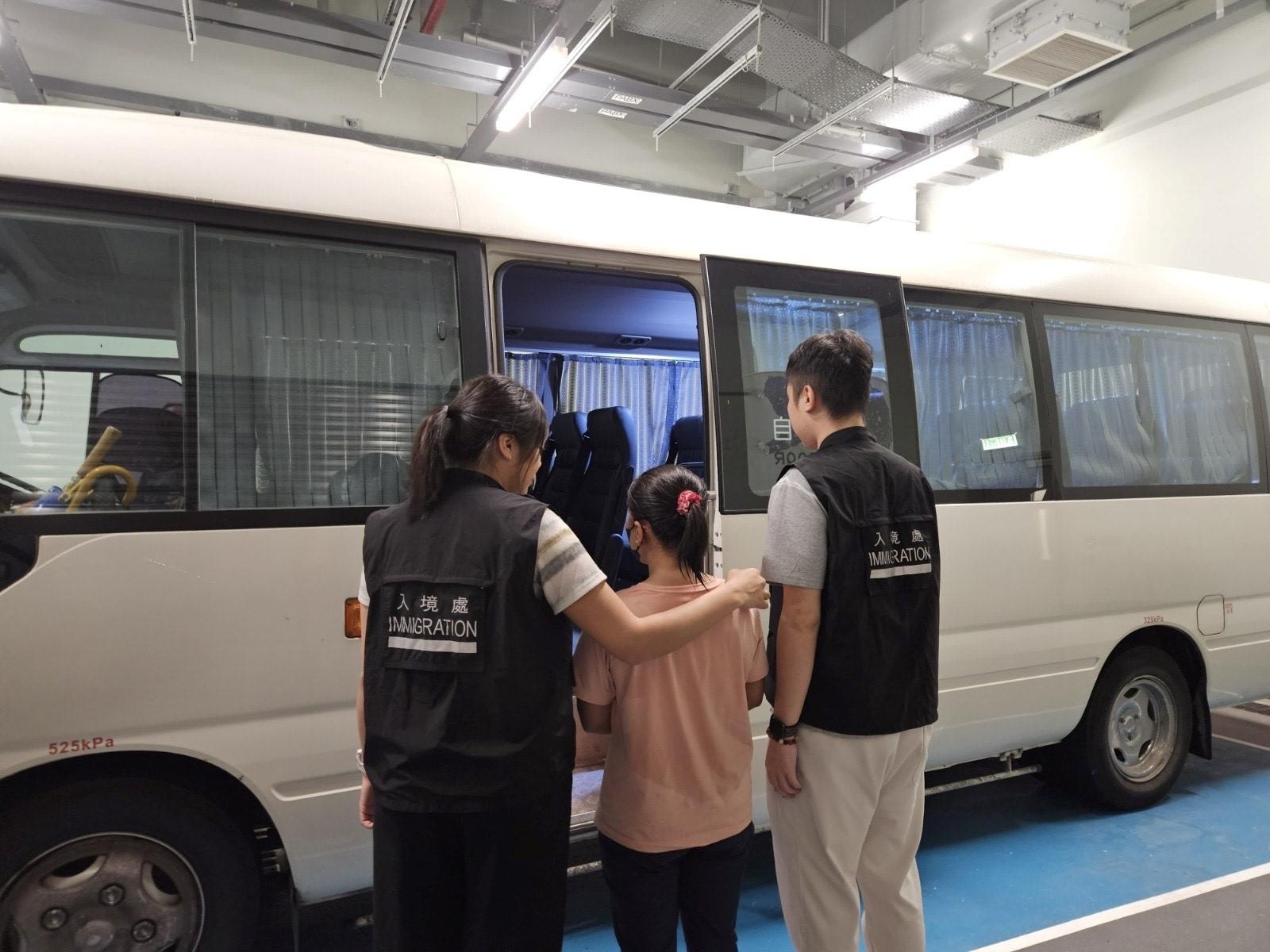 入境事務處於三月十三日至昨日（三月十九日）在全港多區展開反非法勞工行動。圖示懷疑非法勞工在行動中被捕。