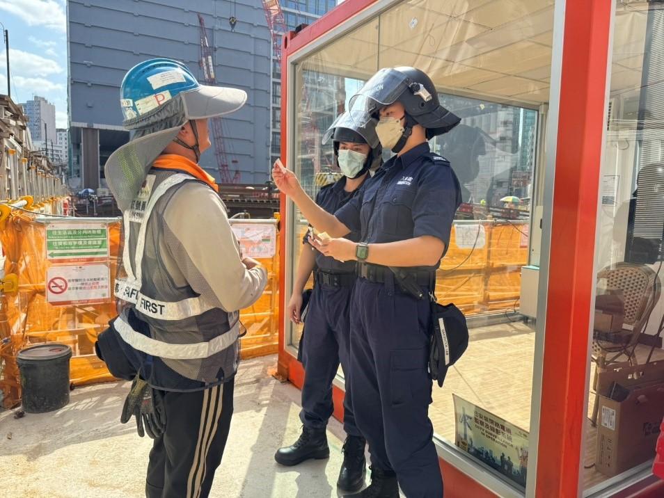 入境事務處於三月十三日至昨日（三月十九日）在全港多區展開反非法勞工行動。圖示調查人員在建築地盤進行突擊巡查。