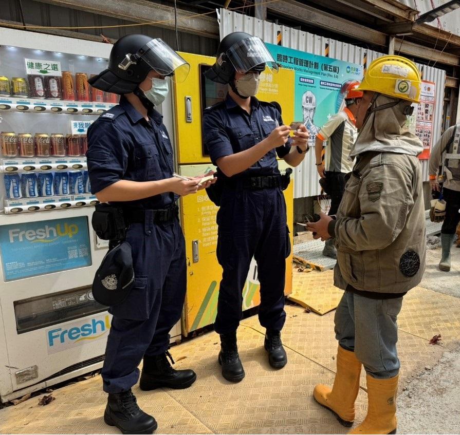 入境事務處於三月十三日至昨日（三月十九日）在全港多區展開反非法勞工行動。圖示調查人員在建築地盤進行突擊巡查。