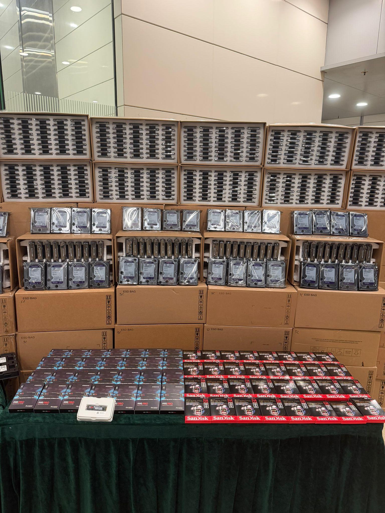 香港海關昨日（三月十九日）在屯門採取特別執法行動，打擊電腦儲存裝置分銷商售賣冒牌電腦儲存裝置，檢獲約一萬七千件懷疑冒牌電腦儲存裝置，包括約一萬四千個硬碟和約三千張記憶卡，估計市值共約二千五百萬元，並拘捕一人。圖示部分檢獲的懷疑冒牌電腦儲存裝置。

