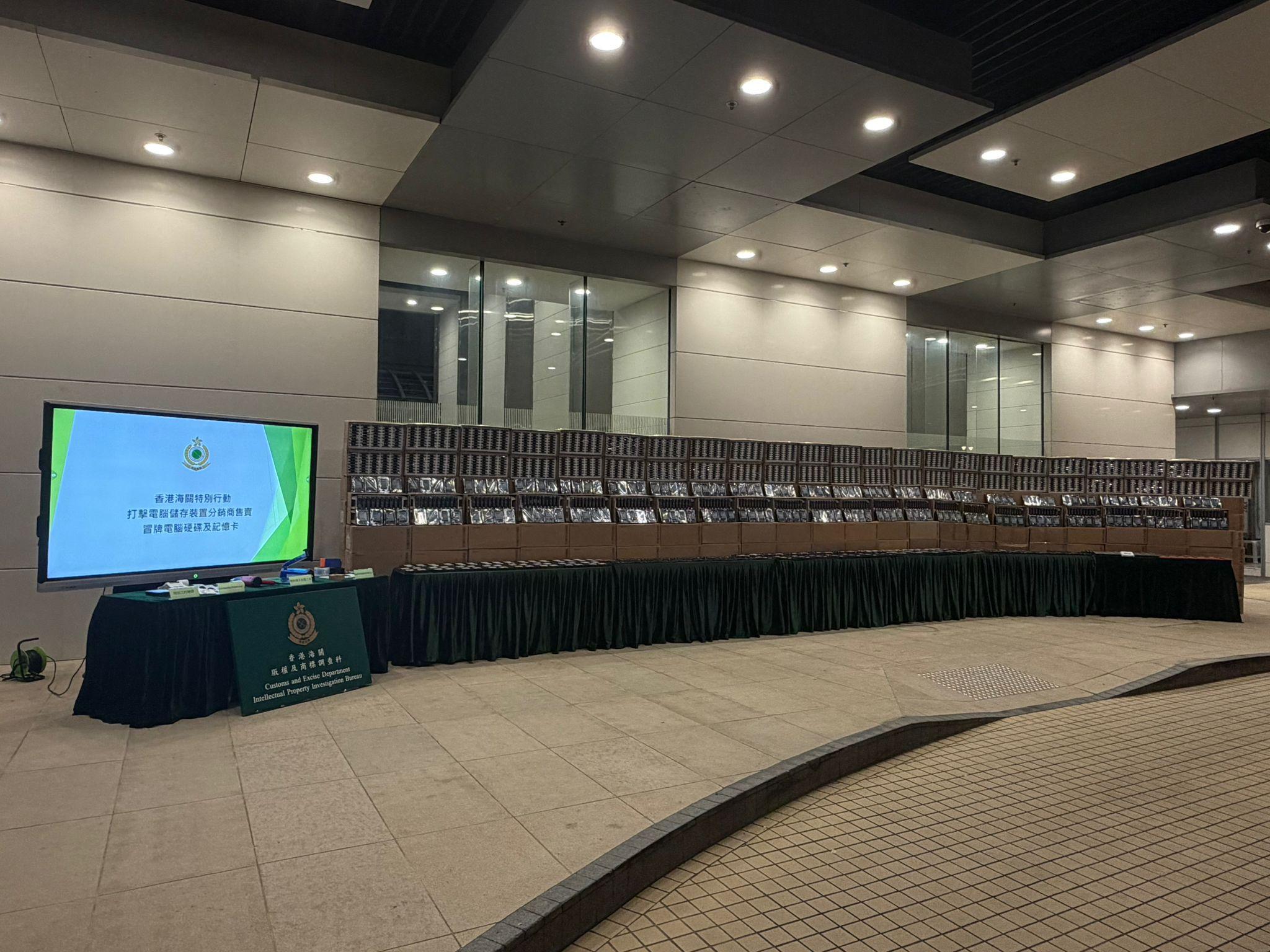 Hong Kong Customs mounted a special enforcement operation yesterday (March 19) in Tuen Mun to combat the sale of counterfeit computer storage devices by a computer storage device distributor, and seized about 17 000 items of suspected counterfeit computer storage devices, including about 14 000 pieces of hard disks and about 3 000 pieces of memory cards, with a total estimated market value of about $25 million. One person was arrested. Photo shows the suspected counterfeit computer storage devices seized.