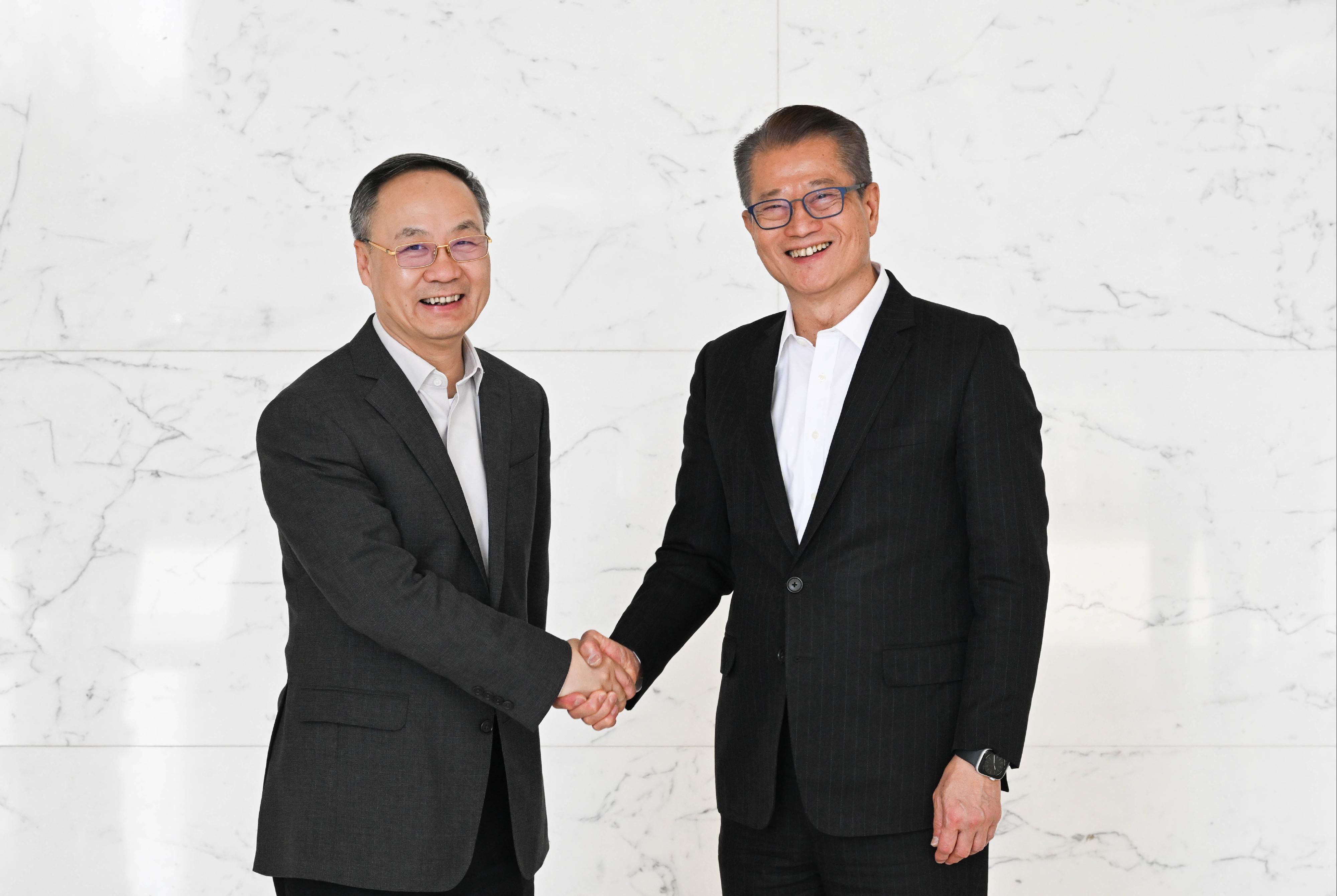 The Financial Secretary, Mr Paul Chan, continues his visit to Beijing today (March 20). Photo shows Mr Chan (right) meeting with the Minister of the National Financial Regulatory Administration, Mr Li Yunze (left).