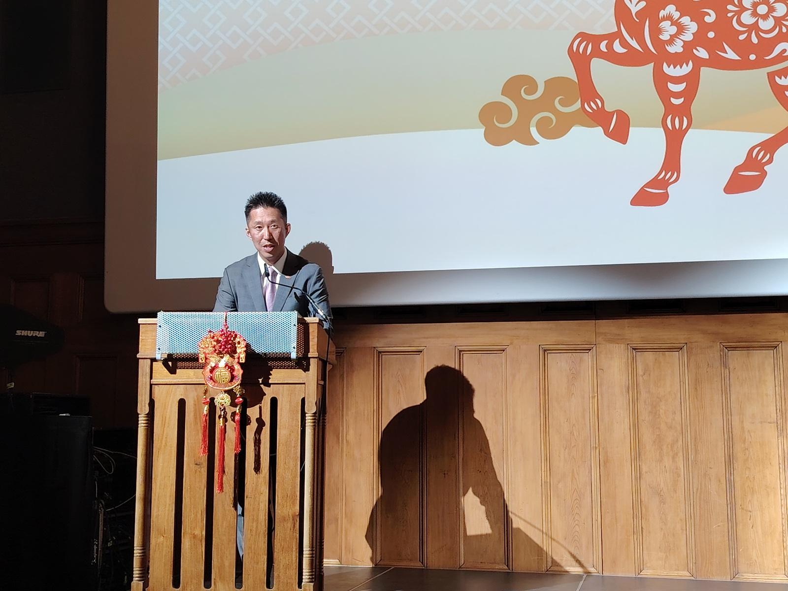 香港駐柏林經濟貿易辦事處（駐柏林經貿辦）於三月十八日（維也納時間）在奧地利維也納舉辦新春酒會。圖為駐柏林經貿辦處長黃文忠致辭。