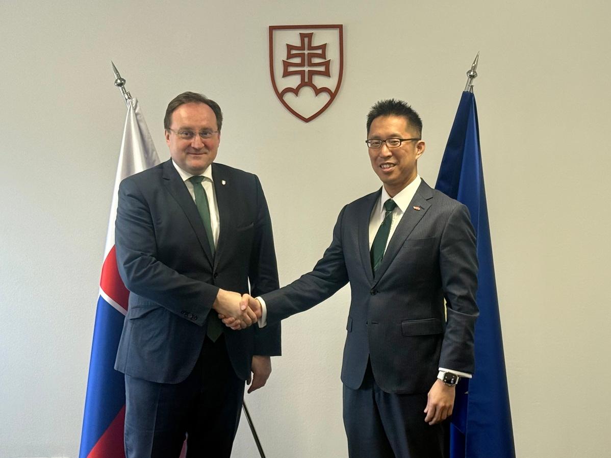 Photo shows the Director of Hong Kong Economic and Trade Office Berlin, Mr Indiana Wong (right), meeting with the State Secretary at the Ministry of Economy of the Slovak Republic, Mr Vladimír Šimoňák (left), in Bratislava, Slovak Republic, on March 17 (Bratislava time).