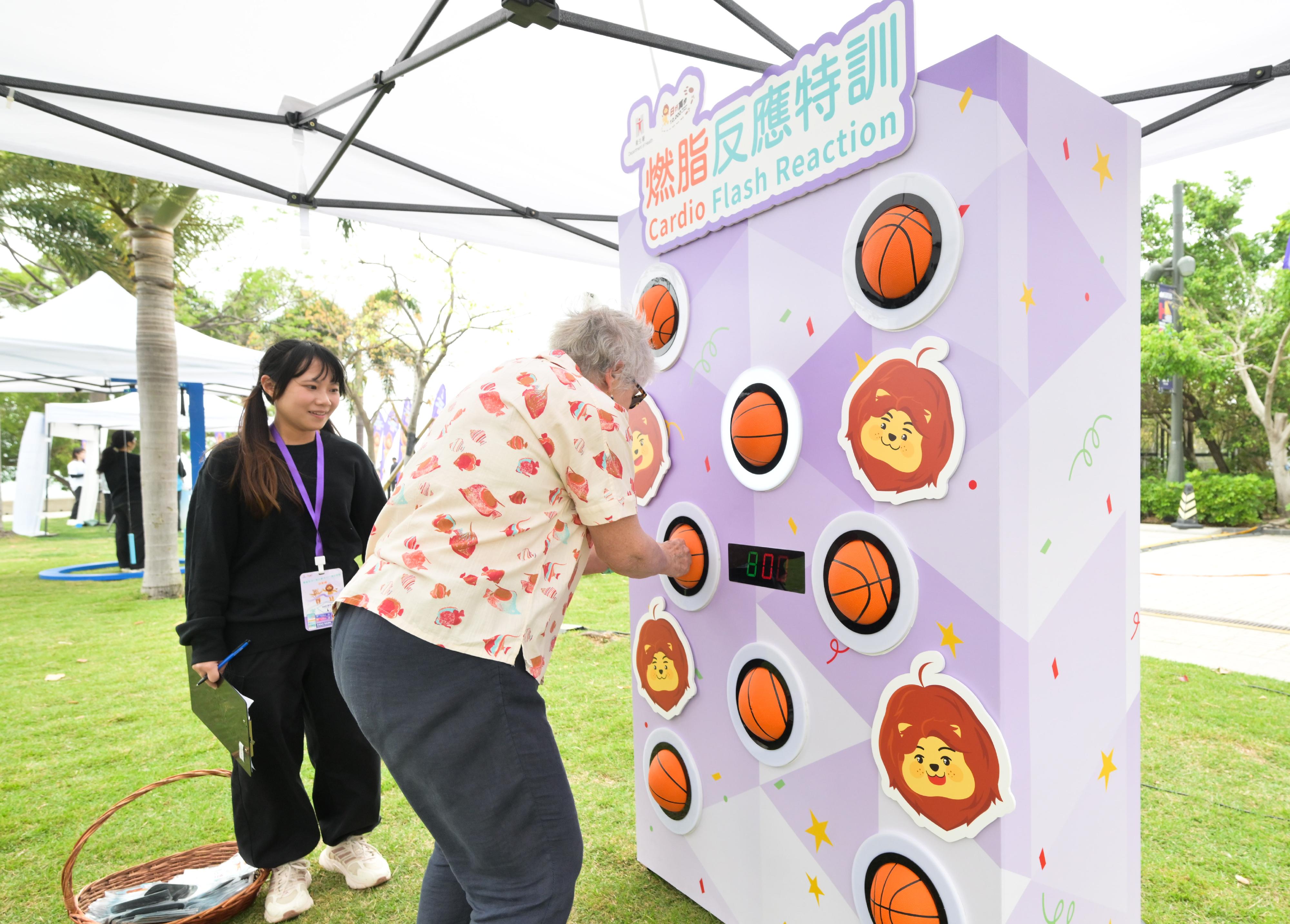 The Department of Health (DH) today (March 21) held a launching ceremony and carnival for the "Action Plan on Weight Management x 10 000 Steps a Day Walking Challenge" at the West Kowloon Cultural District to encourage members of the public to pay attention to their health, integrate physical activity into their daily life by walking 10 000 steps a day and manage their weight persistently. Photo shows the DH's game booth at the carnival, which is designed to encourage the public to cultivate healthy lifestyles through interactive activities.