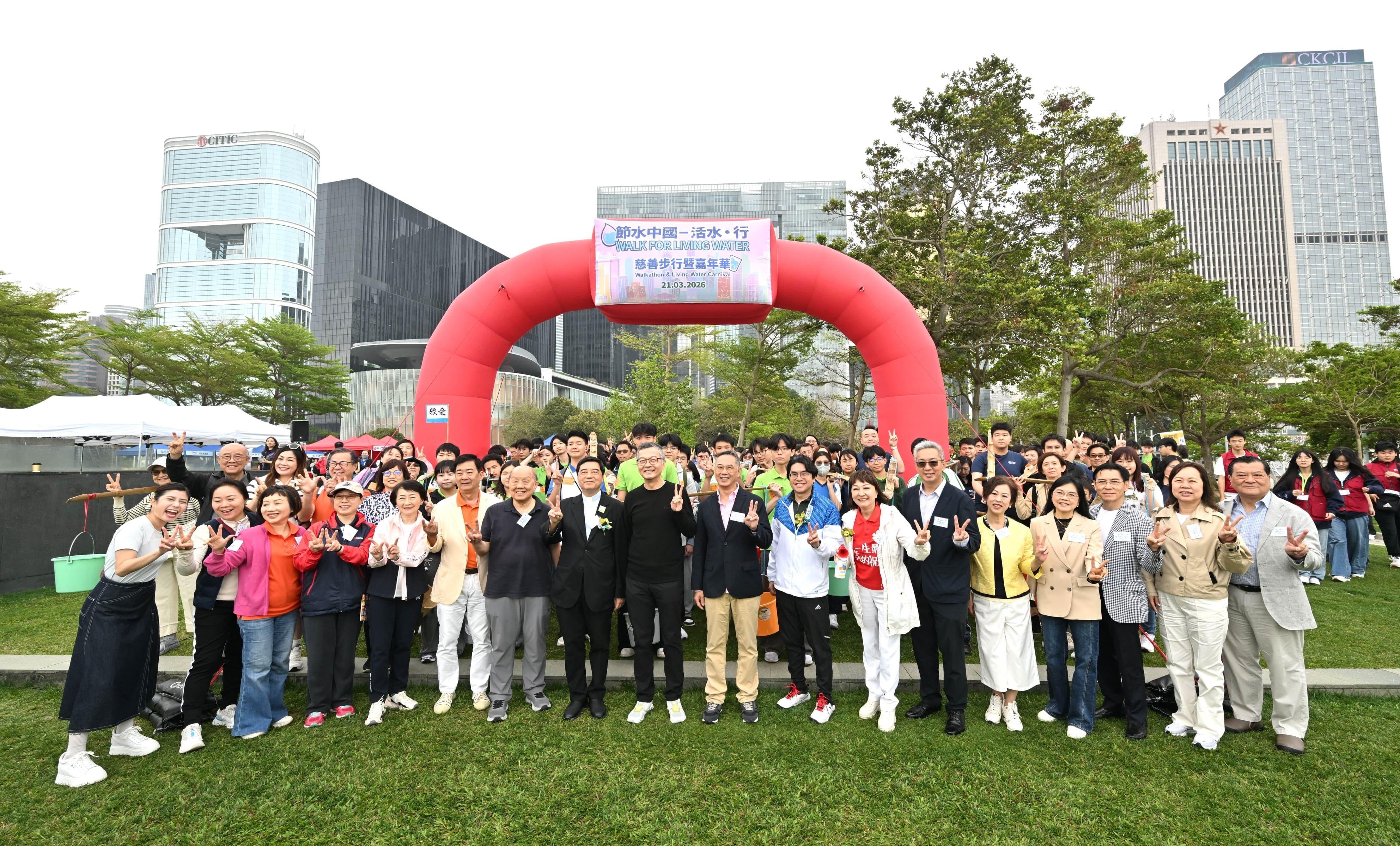 「節水中國&mdash;活水‧行」步行籌款暨嘉年華今日（三月二十一日）在中西區海濱長廊（中環段）圓滿舉行。圖示發展局常任秘書長（工務）劉俊傑（前排右九）、水務署署長黃恩諾（前排右八）、行政會議成員林正財醫生（前排左九）、愛德基金會（香港）董事會主席蘇成溢牧師（前排左八）以及愛基金主席蔣麗萍（前排右七）在活動開始前與參與步行的市民合照。