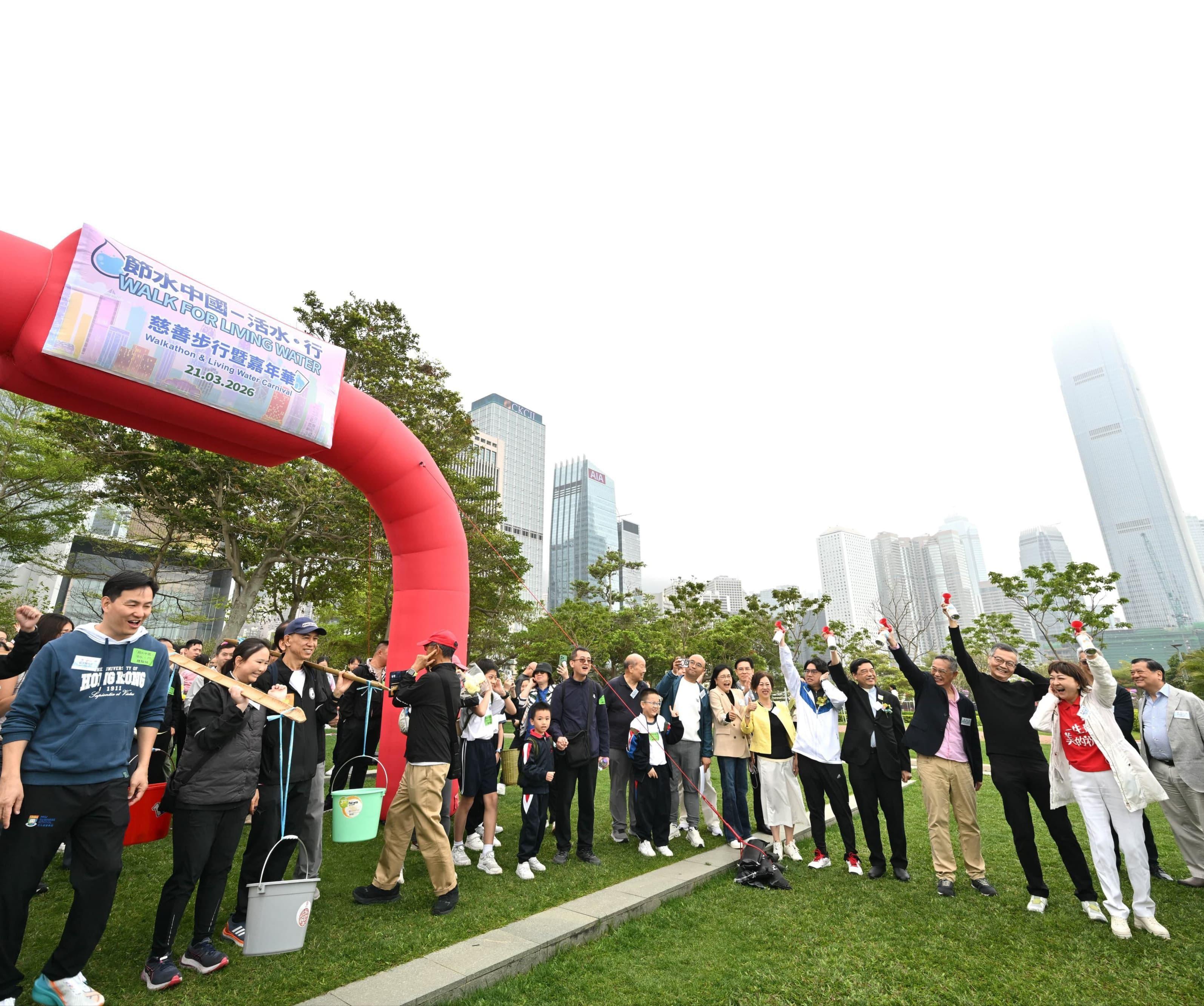 The Walk for Living Water Charity Walkathon and Carnival was held today (March 21) at the Central and Western District Promenade (Central Section). Photo shows the Permanent Secretary for Development (Works), Mr Ricky Lau (front row, third right); the Director of Water Supplies, Mr Roger Wong (front row, fifth right); Executive Council Member, Dr Lam Ching-choi (front row, second right); the Chairman of the Amity Foundation, Hong Kong, the Reverend Eric So (front row, fourth right); and the Chairman of the Love Foundation, Ms Agnes Chiang (front row, first right), sounding air horns to mark the start of the charity walkathon.