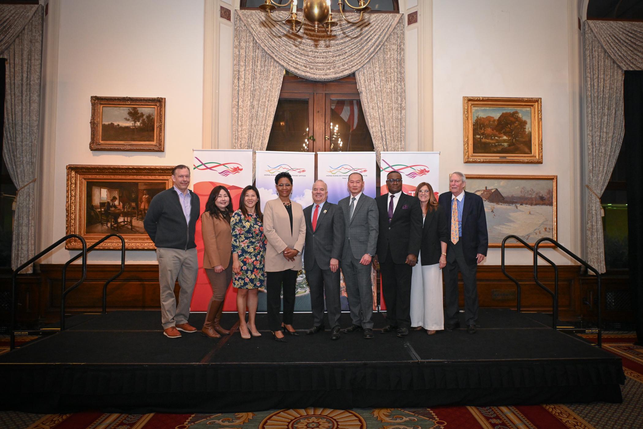The Hong Kong Economic and Trade Office in New York (New York ETO) co-hosted a spring reception with the Hong Kong Business Association of the Midwest in Chicago on March 19 (Chicago time). Photo shows the Director of the New York ETO, Ms Maisie Ho (third left) with board members of the Hong Kong Business Association of the Midwest.