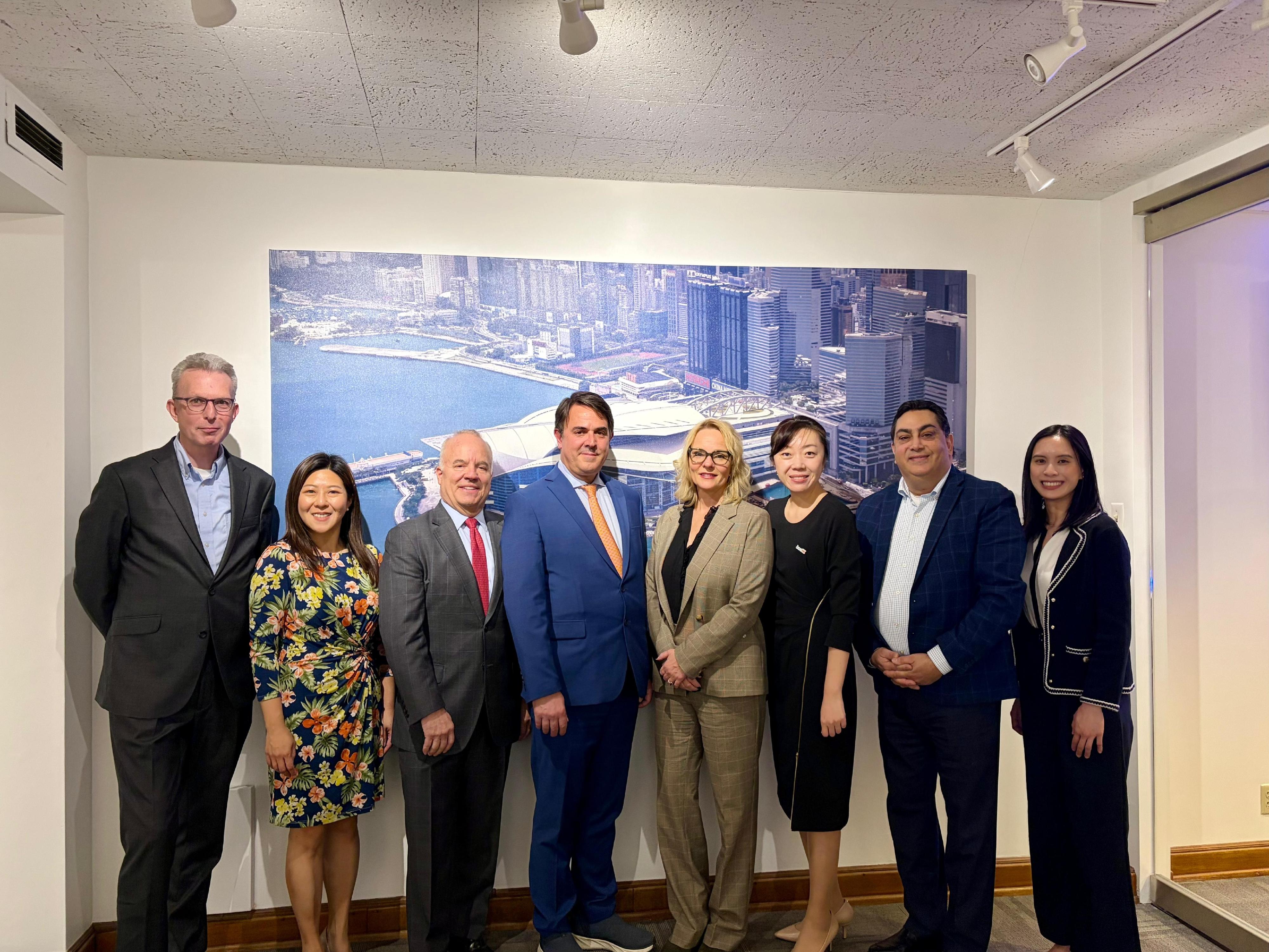 During her duty visit in Chicago on March 19 (Chicago time), the Director of the Hong Kong Economic and Trade Office in New York (the New York ETO), Ms Maisie Ho met with the board of Illinois District Export Council (ILDEC). Photo shows Ms Ho (second left); the President of the Hong Kong Business Association of the Midwest, Mr Mark Staublin (third left); the Head of Business and Talent Attraction/Invest Promotion of Invest Hong Kong in New York, Ms Yi Xie (third right); the Deputy Director of New York ETO, Ms Angela Jong (first right); the Chair of ILDEC, Mr Sam Odeh (second right); and other ILDEC board members.