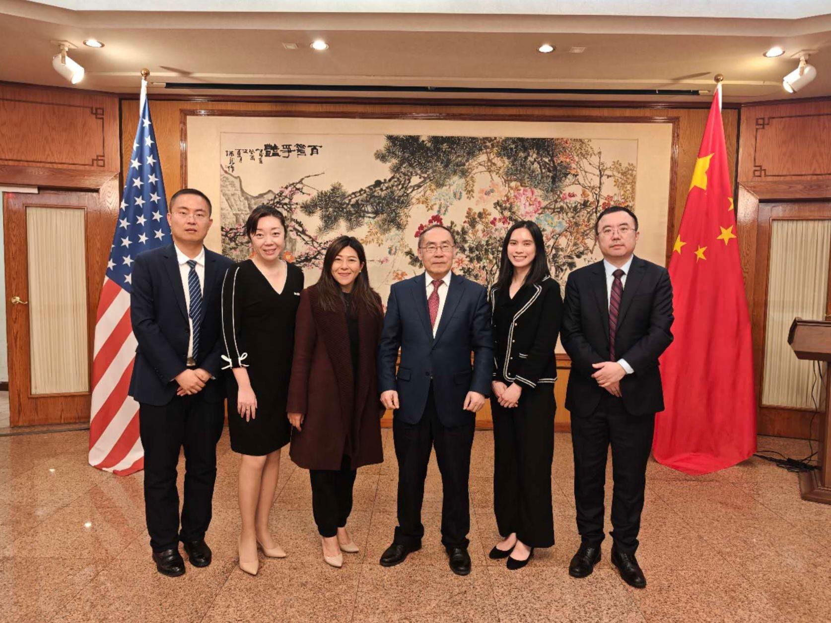 During her duty visit in Chicago on March 20 (Chicago time), the Director of the Hong Kong Economic and Trade Office in New York, Ms Maisie Ho (third left), met with the Consul General of the People&rsquo;s Republic of China in Chicago, Mr Wang Baodong (third right). 