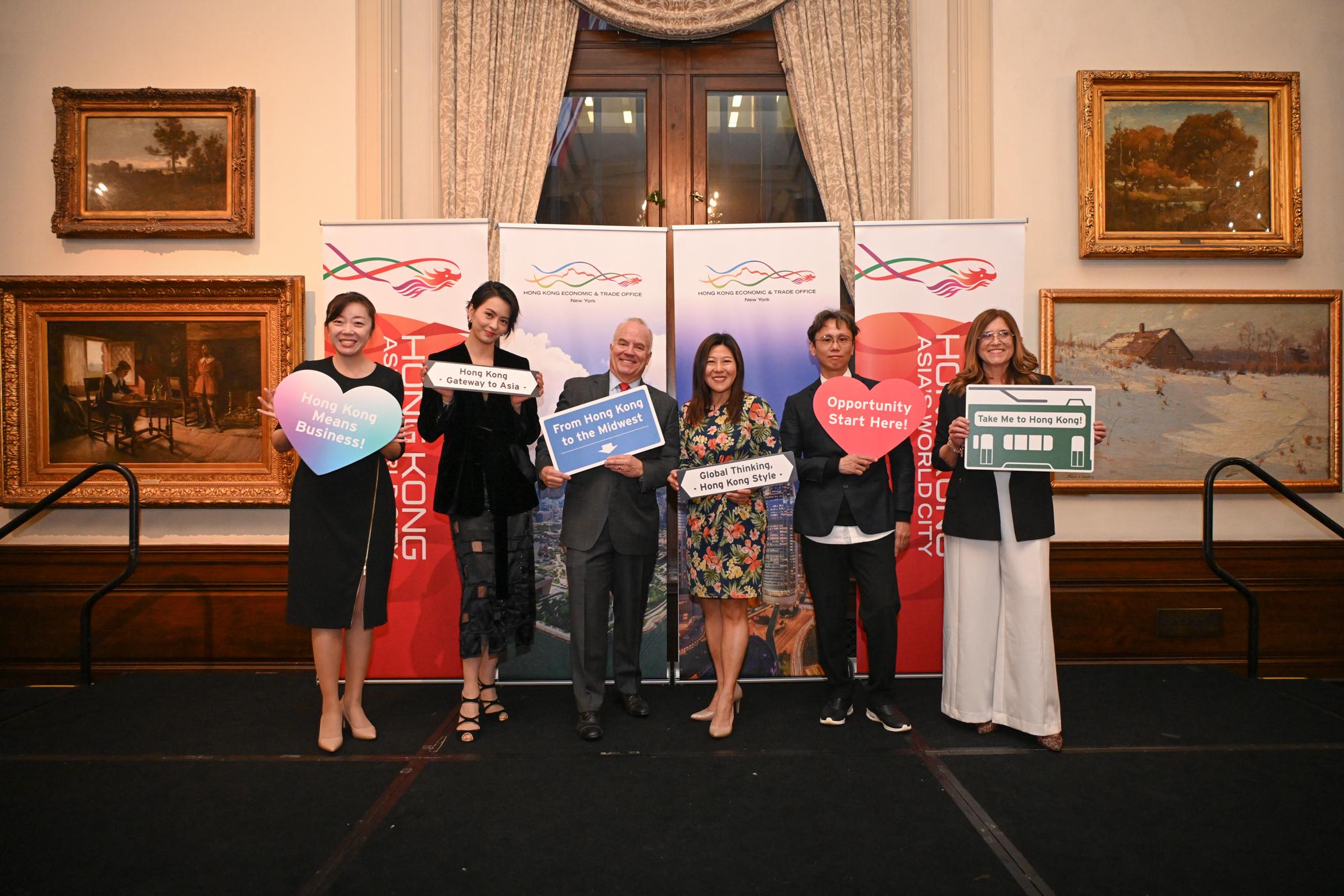 香港駐紐約經濟貿易辦事處（香港駐紐約經貿辦）於三月十九日（芝加哥時間）在芝加哥舉辦新春酒會。圖示香港駐紐約經貿辦處長何美智（右三）與紐約投資推廣署招商引才／投資推廣總監謝怡（左一）、梁詠琪（左二）、香港美中商會會長Mark Staublin（左三）、香港導演黃柏基（右二）及香港貿易發展局業務發展經理Christine Barragan（右一）推廣香港商貿機會。
