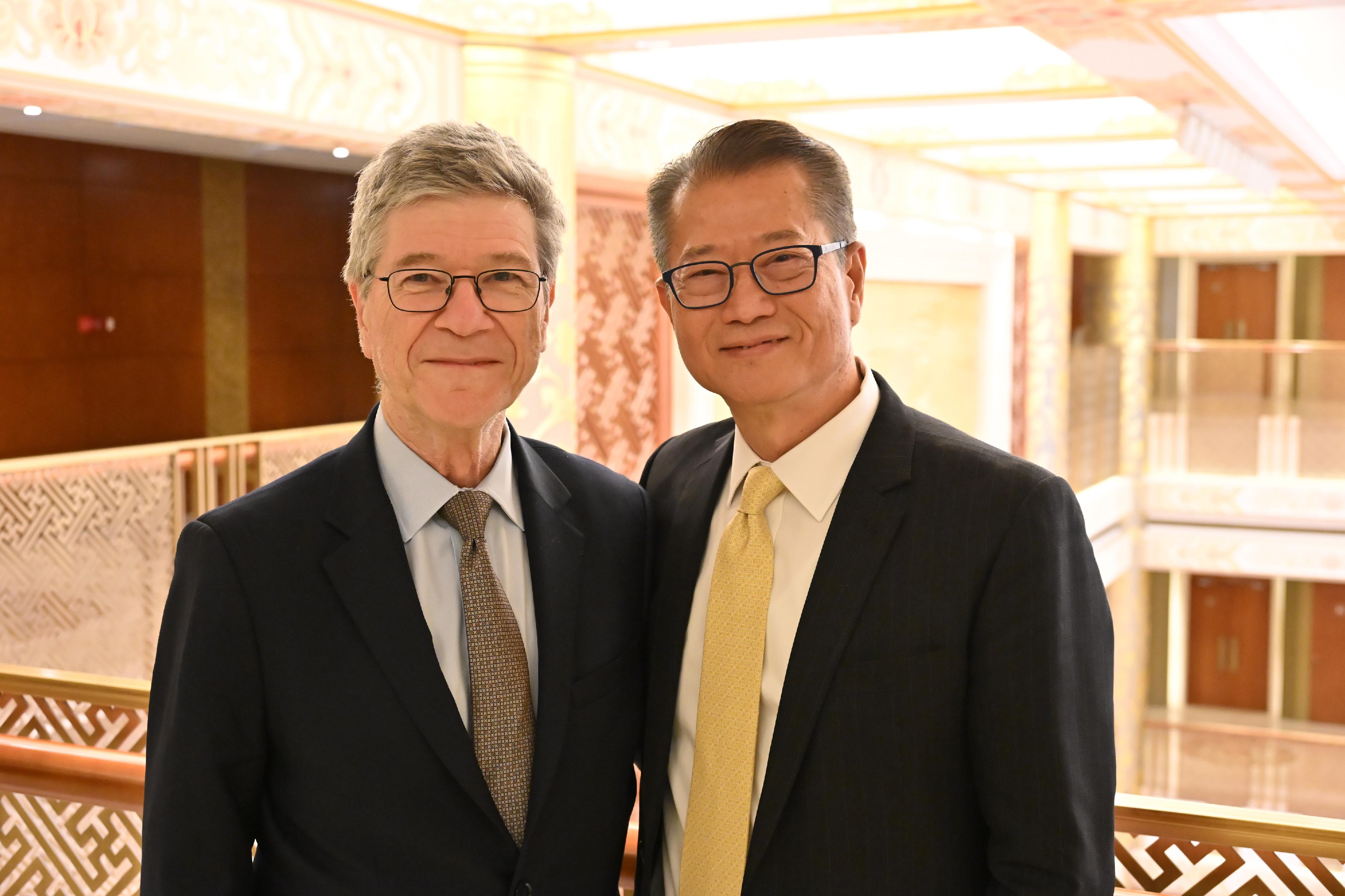 The Financial Secretary, Mr Paul Chan, continued his visit in Beijing today (March 22). Photo shows Mr Chan (right) attending the China Development Forum 2026 and taking a photo with Professor of Columbia University, Professor Jeffrey Sachs (left).