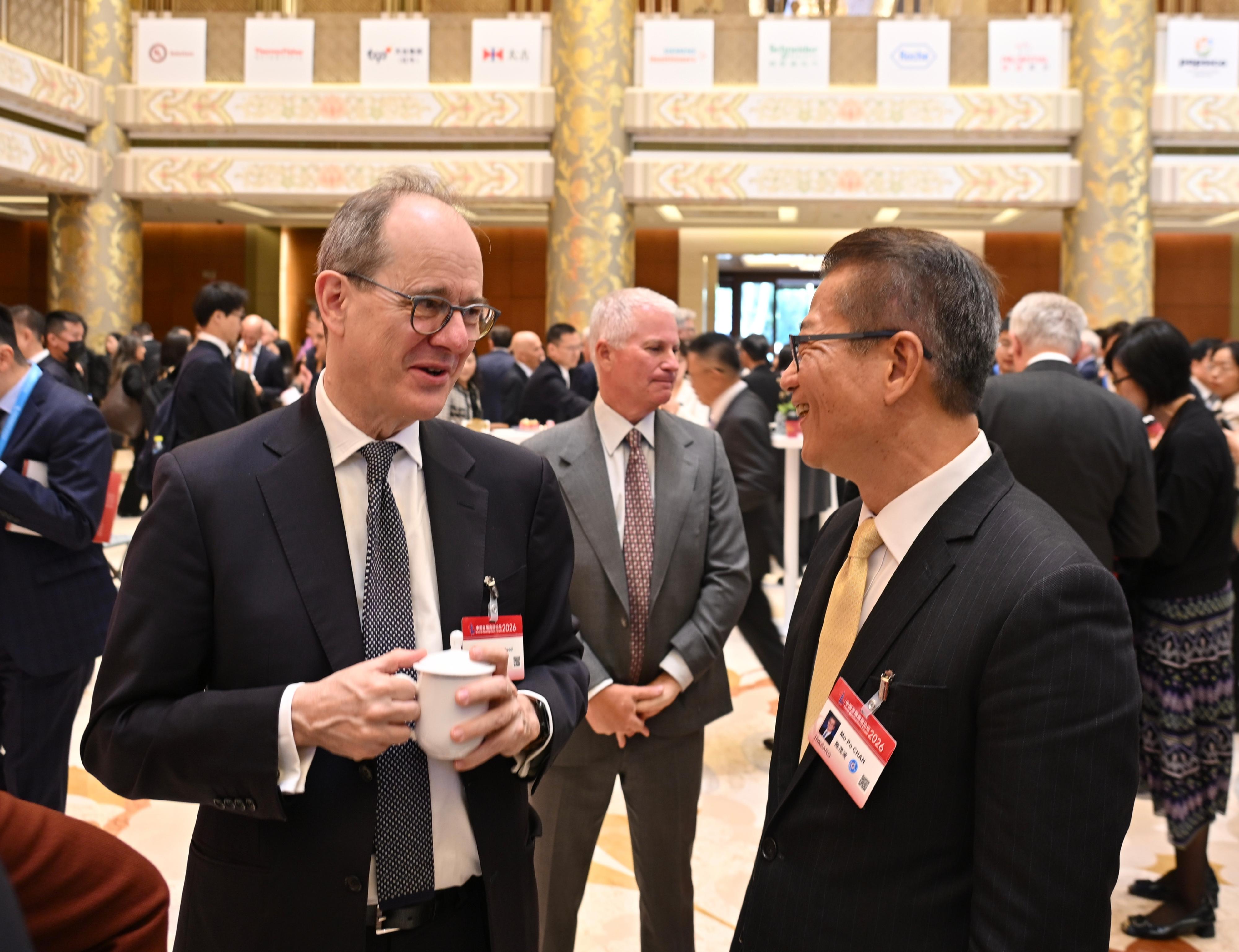 The Financial Secretary, Mr Paul Chan, continued his visit in Beijing today (March 22). Photo shows Mr Chan  (right) attending the China Development Forum 2026 and exchanging with guests.
