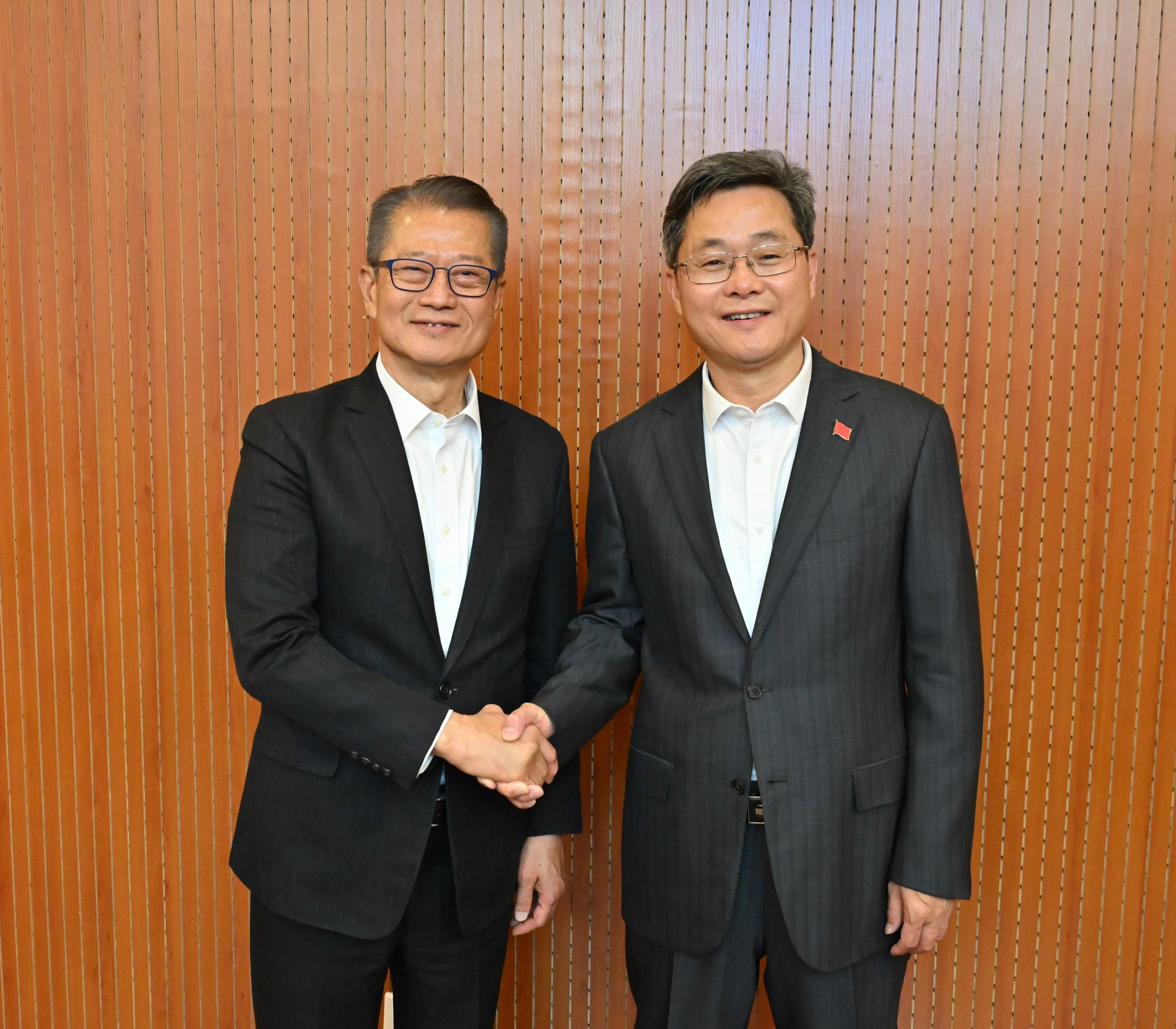 The Financial Secretary, Mr Paul Chan, continued his visit in Beijing today (March 22). Photo shows Mr Chan (left) calling on the Minister of Finance, Mr Lan Fo'an (right).