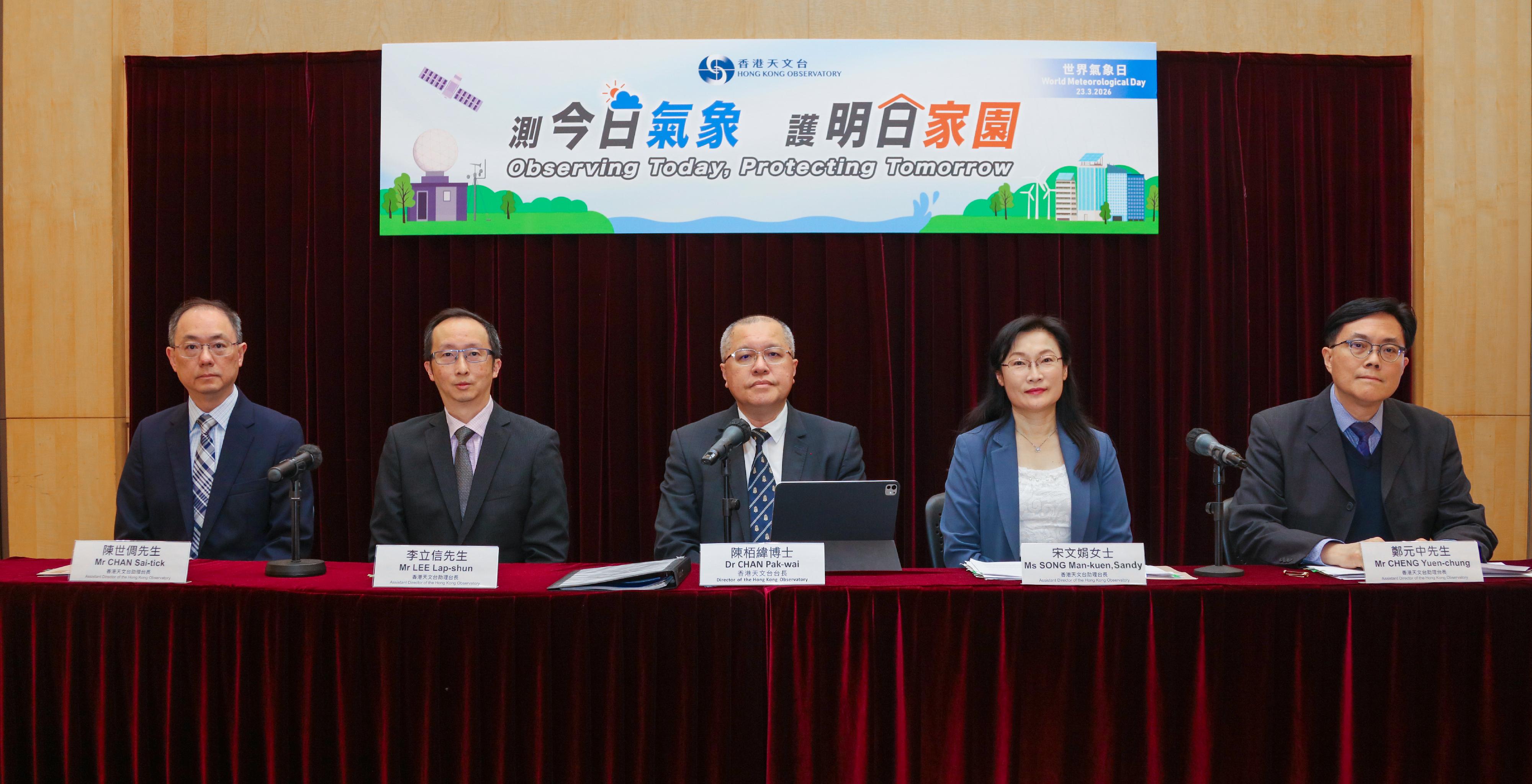 香港天文台台長陳栢緯博士（中）今日（三月二十三日）聯同助理台長（輻射監測及評估）李立信（左二）、助理台長（拓展、研究及政務）宋文娟（右二）、助理台長（航空氣象服務）陳世倜（左一）和助理台長（天氣預測及警告服務）鄭元中（右一）在新聞簡報會上匯報香港天文台的最新服務。