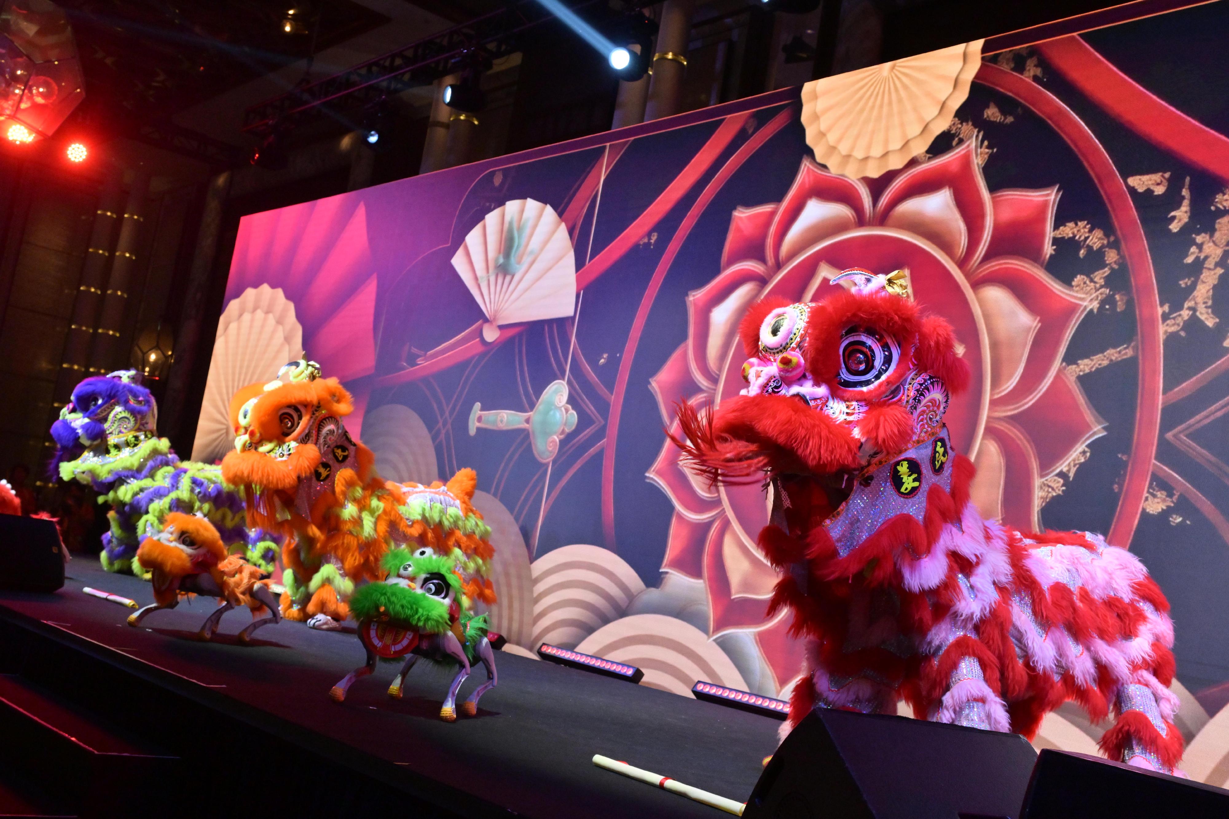 The principal dinner of the Wealth for Good in Hong Kong Summit tonight (March 23) was kicked off with a magnificent "human-robot lion dance" performance where traditional lion dance performed alongside agile robot dogs, bringing a visual feast to attending family office decision-makers.