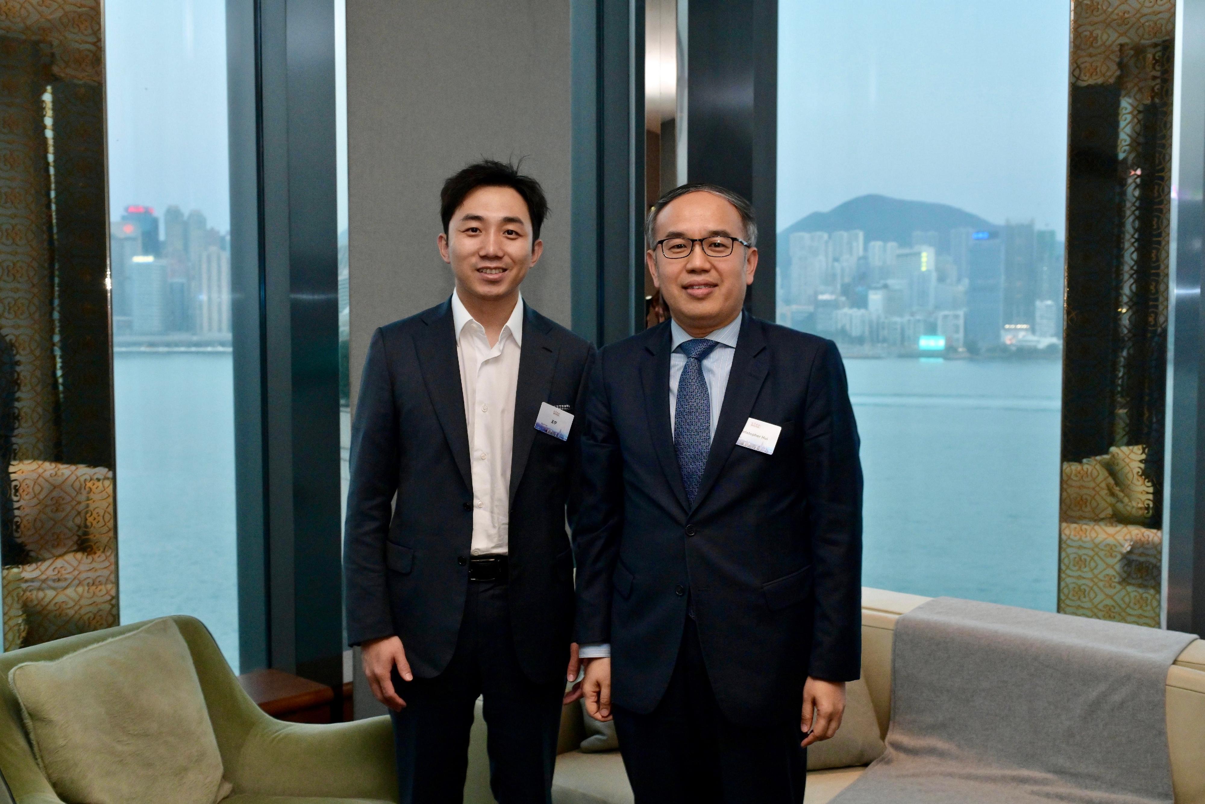 財經事務及庫務局局長許正宇（右）今晚（三月二十三日）在第四屆「裕澤香江」高峰晚宴期間與泡泡瑪特創辦人、主席及行政總裁王寧（左）會面。

