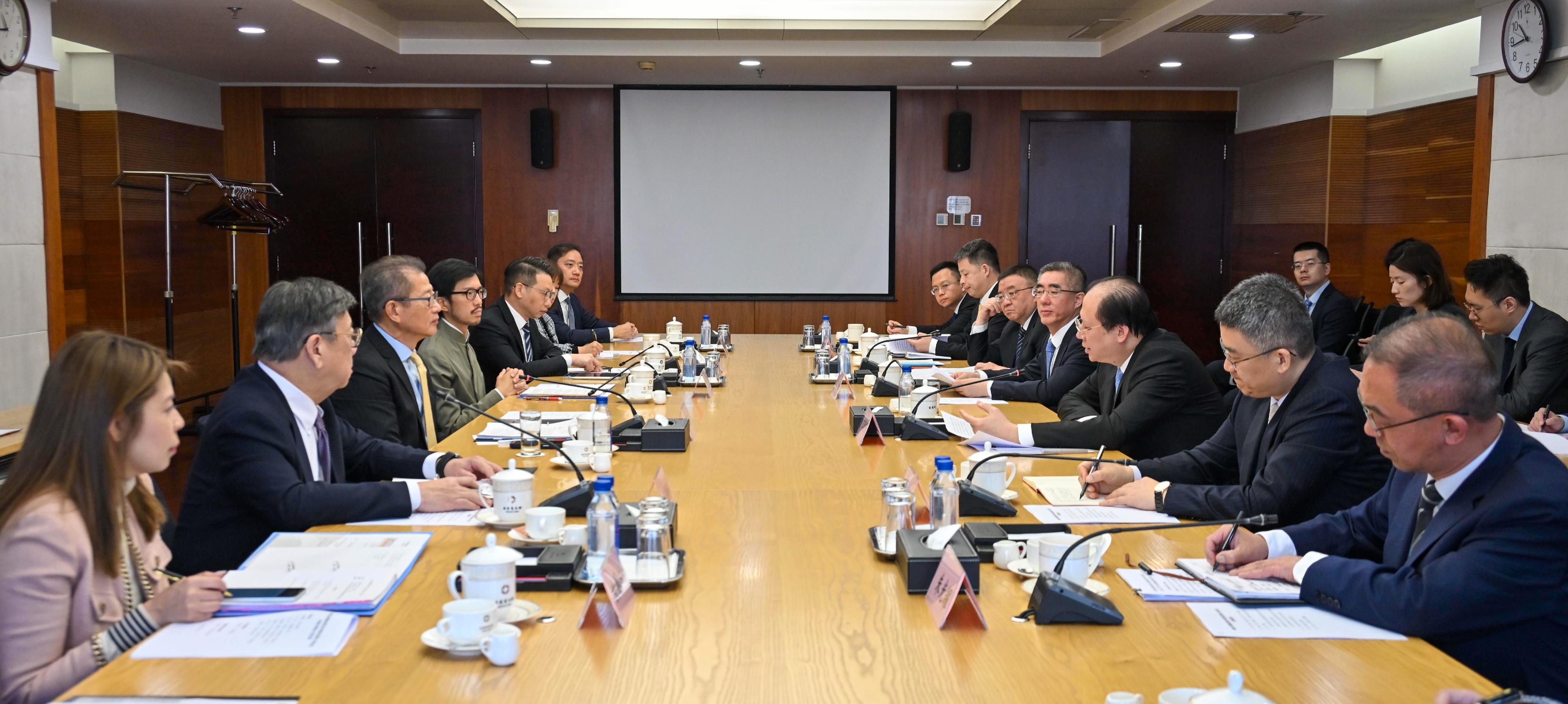 財政司司長陳茂波（左三）今日（三月二十三日）在北京與國家商務部部長助理袁曉明（右三）共同主持內地與香港經貿合作委員會第八次會議。商務及經濟發展局局長丘應樺（左二）和「一帶一路」專員何力治（左四）亦一同出席。