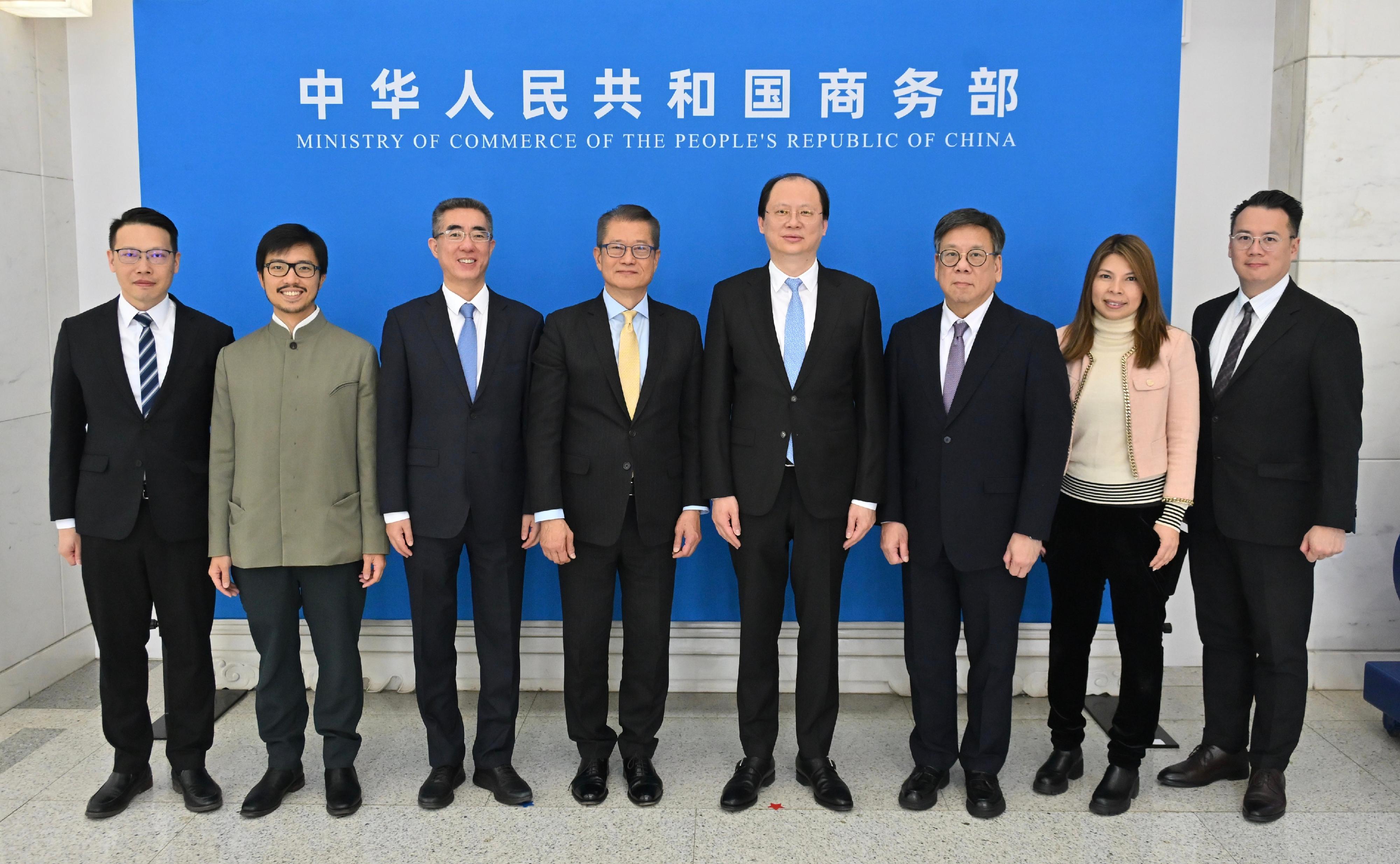 The Financial Secretary, Mr Paul Chan, and Assistant Minister of Commerce Mr Yuan Xiaoming jointly hosted the eighth meeting of the Mainland and Hong Kong Economic and Trade Co-operation Committee in Beijing today (March 23). Photo shows Mr Chan (fourth left), Mr Yuan (fourth right), the Secretary for Commerce and Economic Development, Mr Algernon Yau (third right), the Commissioner for Belt and Road, Mr Nicholas Ho (second left), and other officials.
