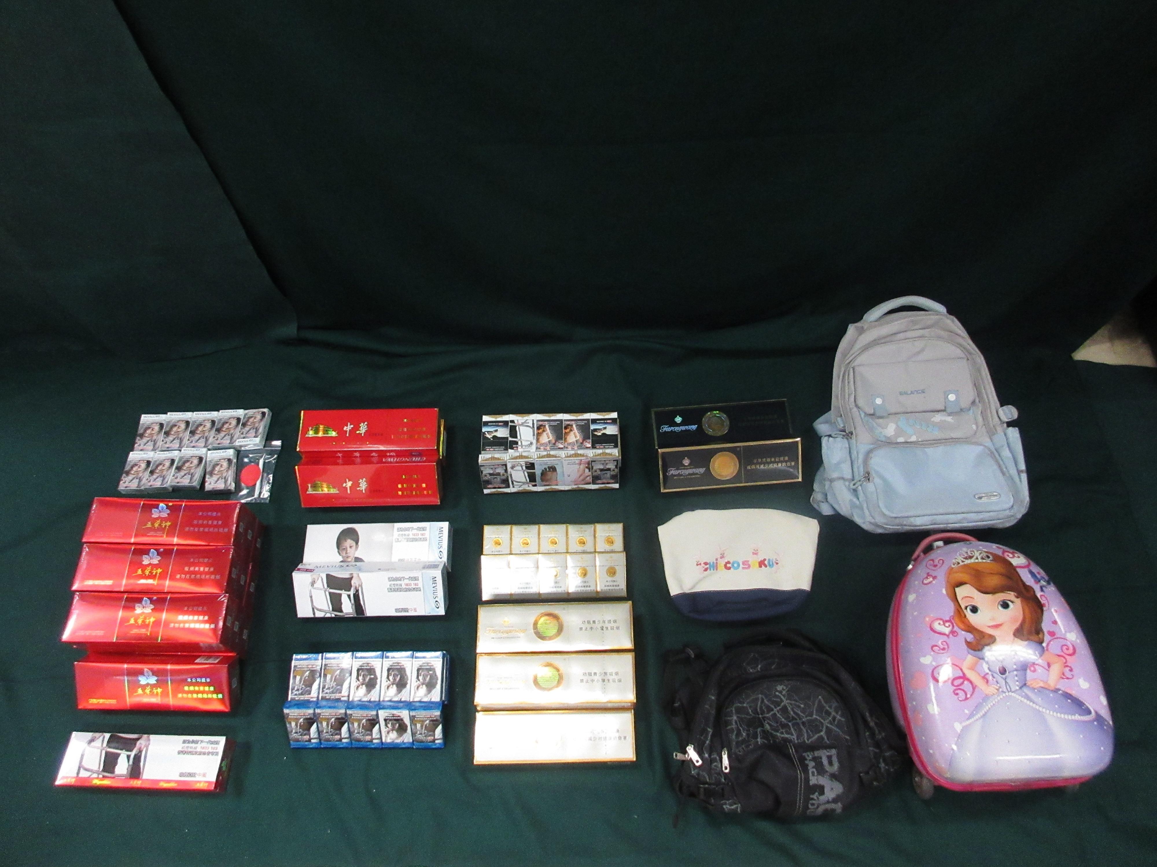 三名入境旅客因管有未完稅香煙和未有向海關人員作出申報，違反《應課稅品條例》（《條例》），今日（三月二十三日）分別在法院被判處監禁十二星期和罰款一千八百元、監禁兩個月和罰款一千五百元，以及監禁六個月和罰款一千元。圖示一名四十八歲抵港女旅客及其同行青少年的個人行李內檢獲的未完稅香煙。