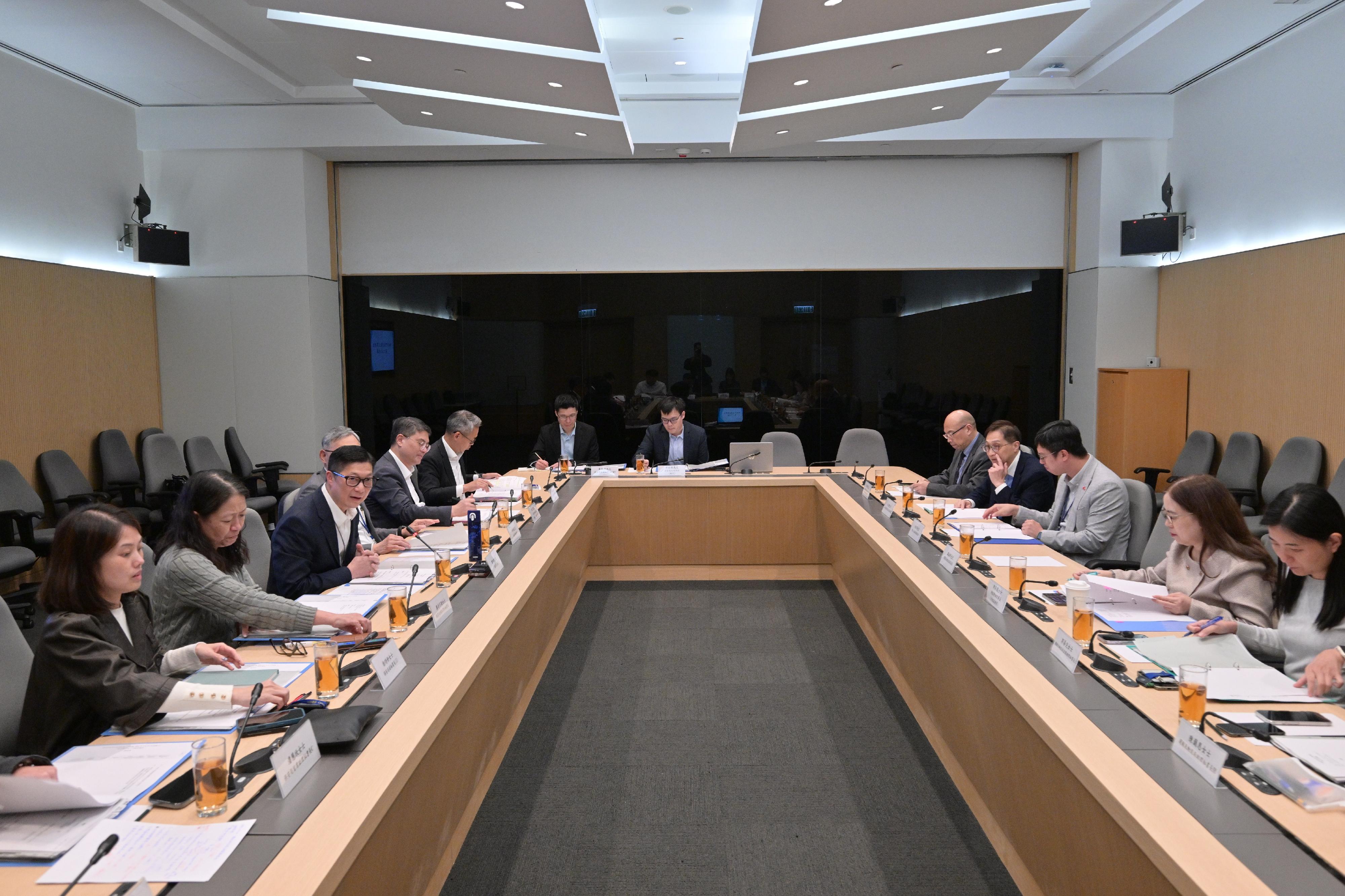 保安局局長鄧炳強(左三)今日(三月二十三日)主持「跨部門反黑工專責組」第二次會議,跟進非法勞工的最新情況,並檢視各項打擊非法勞工措施的實施情況。
