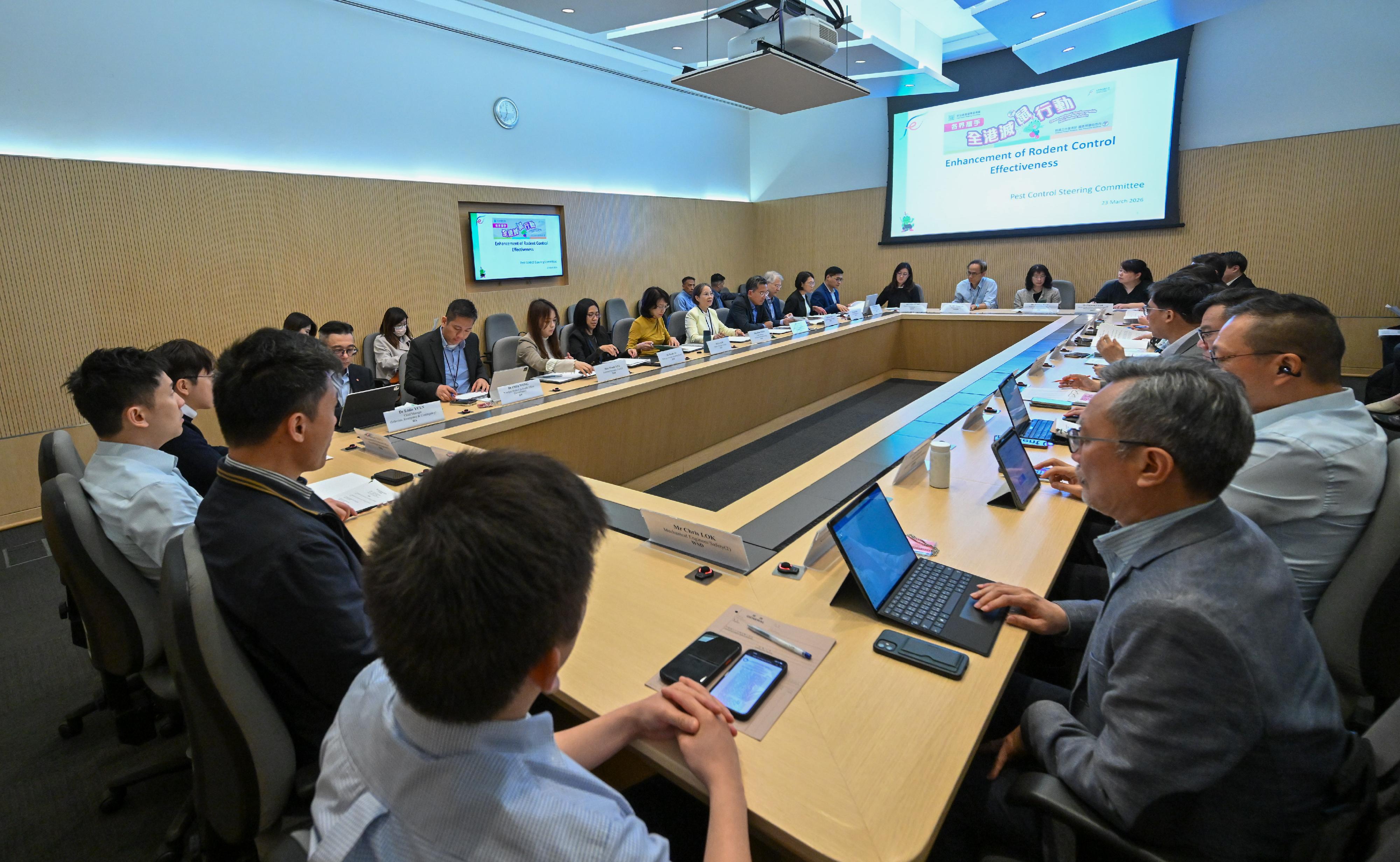 The interdepartmental Pest Control Steering Committee held its 23rd meeting today (March 23) to review the latest situation of mosquito proliferation and the anti-mosquito work of departments, as well as discussing work on rodent prevention and the effect of the Anti-rodent Charter. The meeting was chaired by the Under Secretary for Environment and Ecology, Miss Diane Wong (sixth left). Participants in the meeting came from various policy bureaux, government departments and organisations.