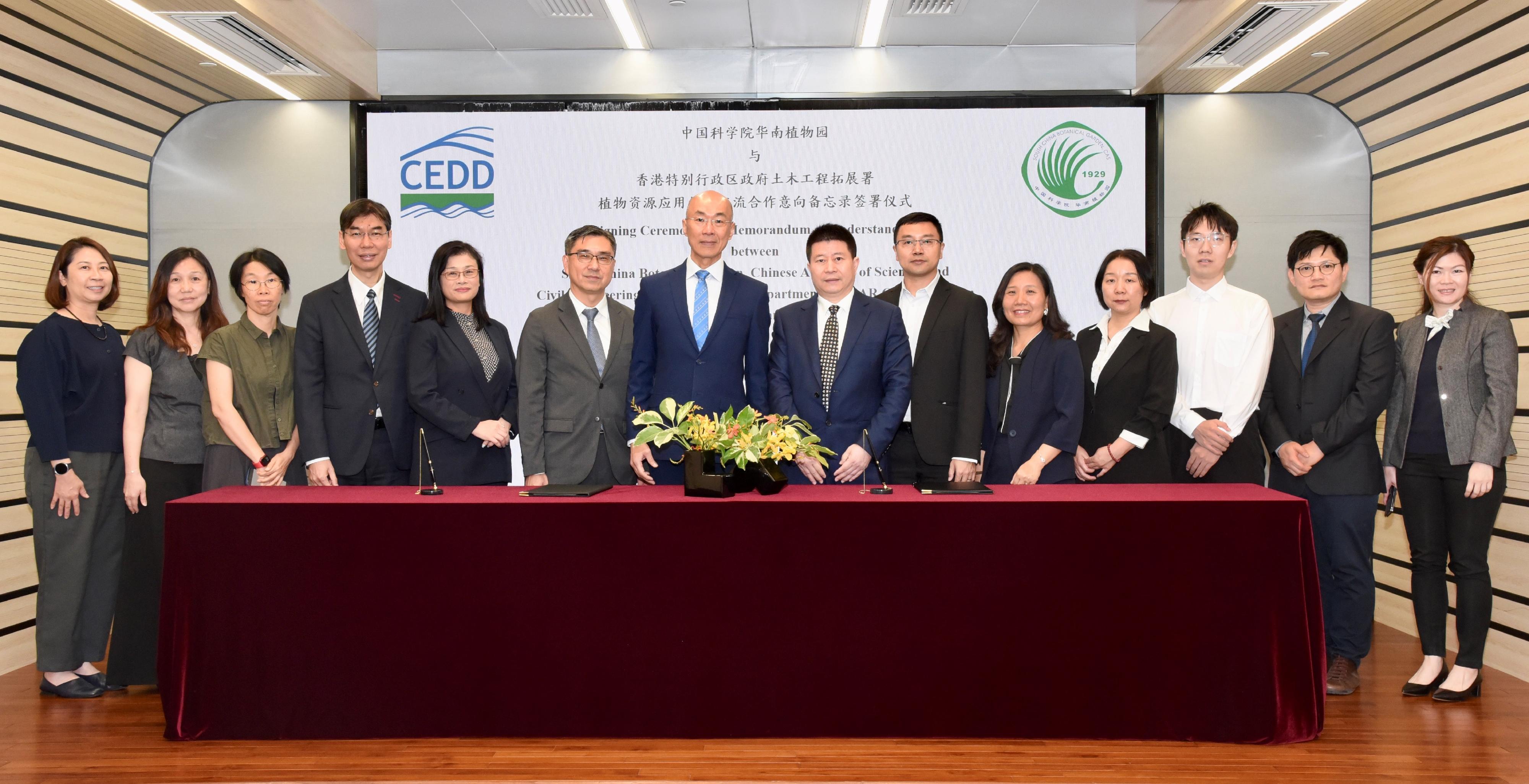 The Civil Engineering and Development Department (CEDD) and the South China Botanical Garden (SCBG), Chinese Academy of Sciences signed a two-year Memorandum of Understanding today (March 24). Photo shows the Director of Civil Engineering and Development, Mr Michael Fong (seventh left), the Director of the SCBG, Mr Yan Junhua (seventh right), and other representatives of the CEDD and the SCBG at the signing ceremony.