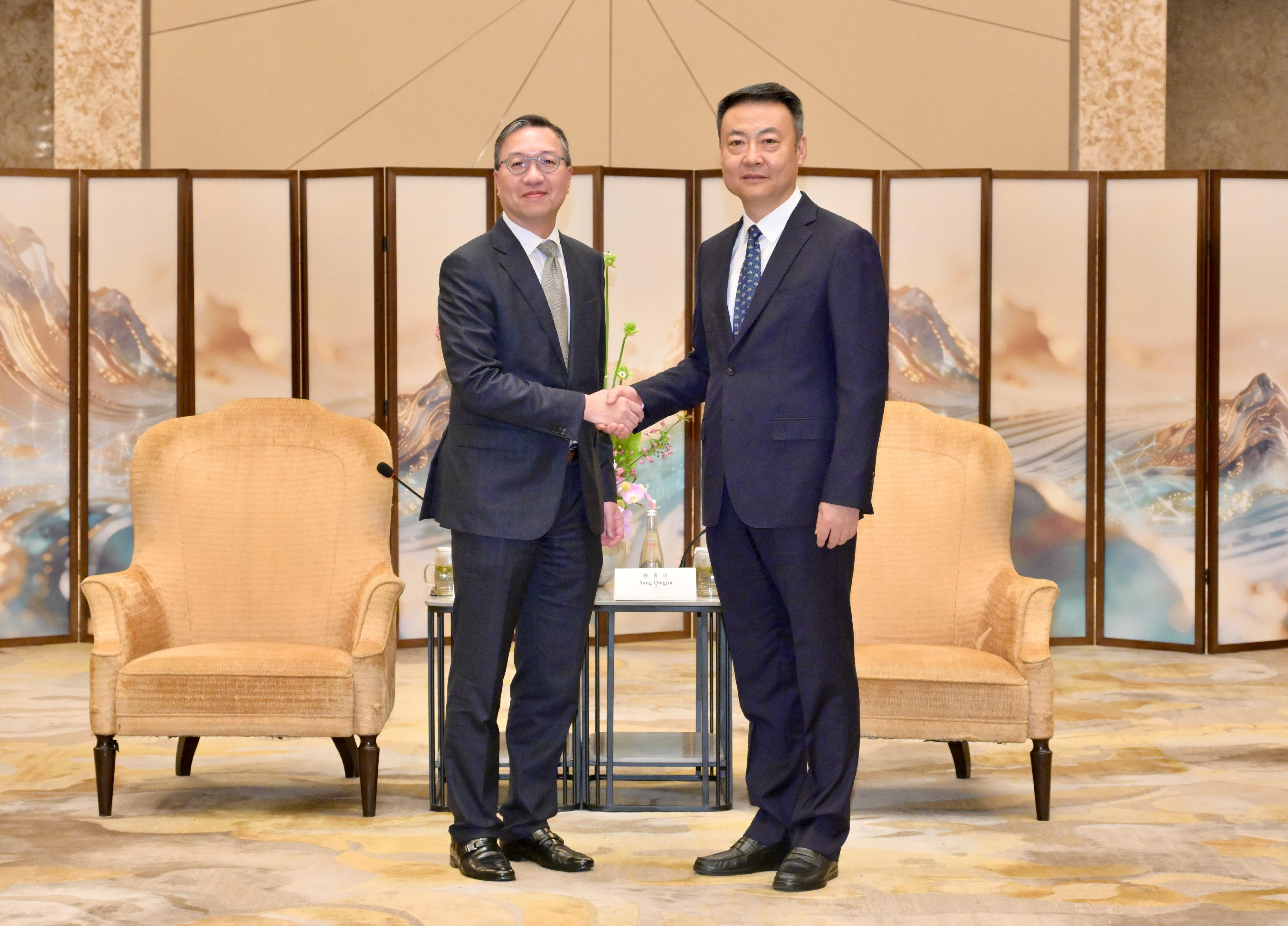 律政司司長林定國資深大律師（左）三月二十四日與浙江省副省長楊青玖（右）會面，就加強浙港兩地合作交流意見。