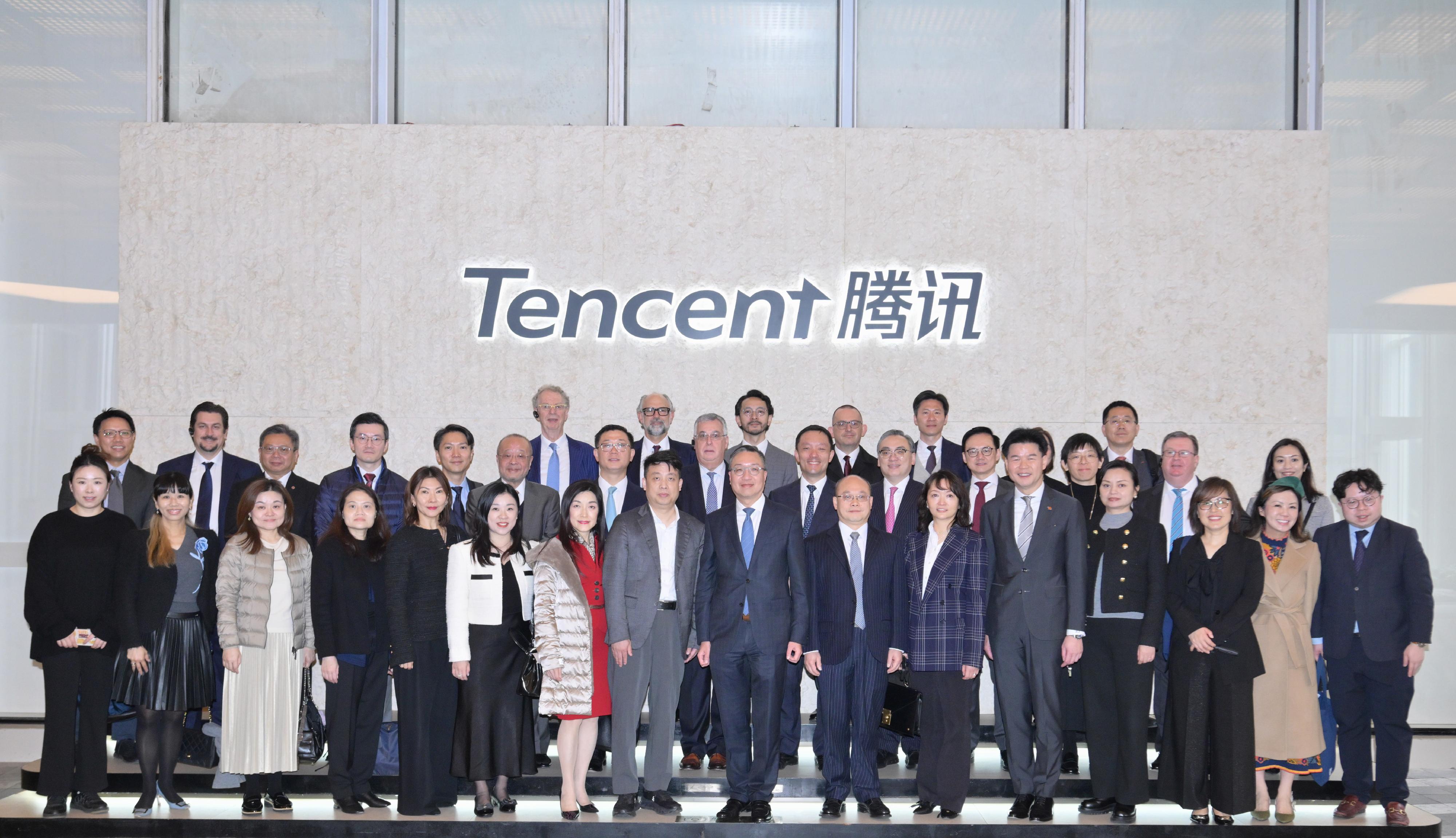 The Secretary for Justice, Mr Paul Lam, SC (front row, eighth right), together with his delegation, visited the headquarters of an Internet and technology company in East China on March 23 to learn about the development and business needs of Mainland enterprises. 