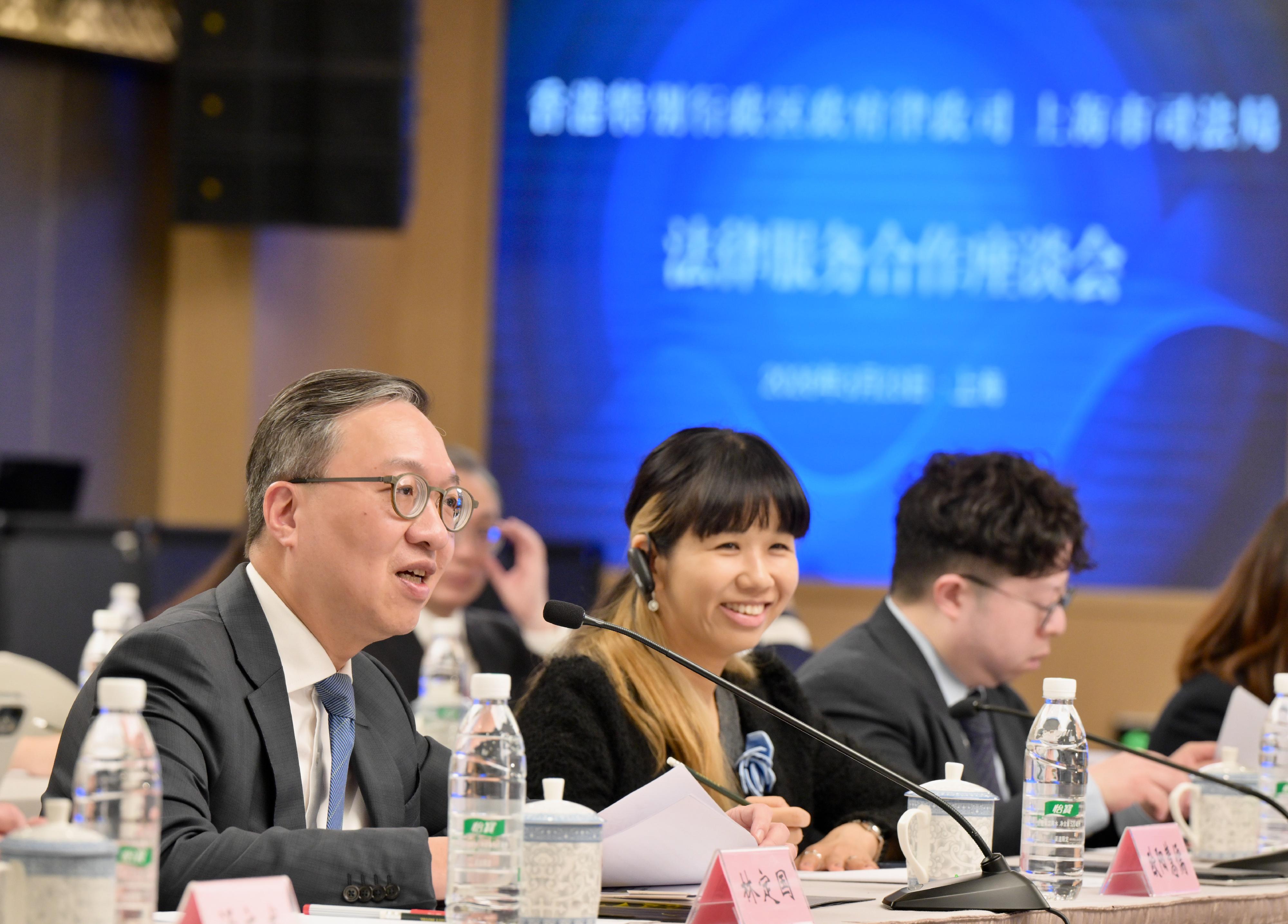 The Secretary for Justice, Mr Paul Lam, SC (first left), visited the Shanghai Municipal Bureau of Justice on March 23 to meet with the Secretary of the CPC and Director-General of the Shanghai Municipal Bureau of Justice, Mr Gu Quan. They exchanged views on strengthening professional co-operation with the legal, arbitration and mediation sectors, and on training of foreign-related arbitration legal professionals.