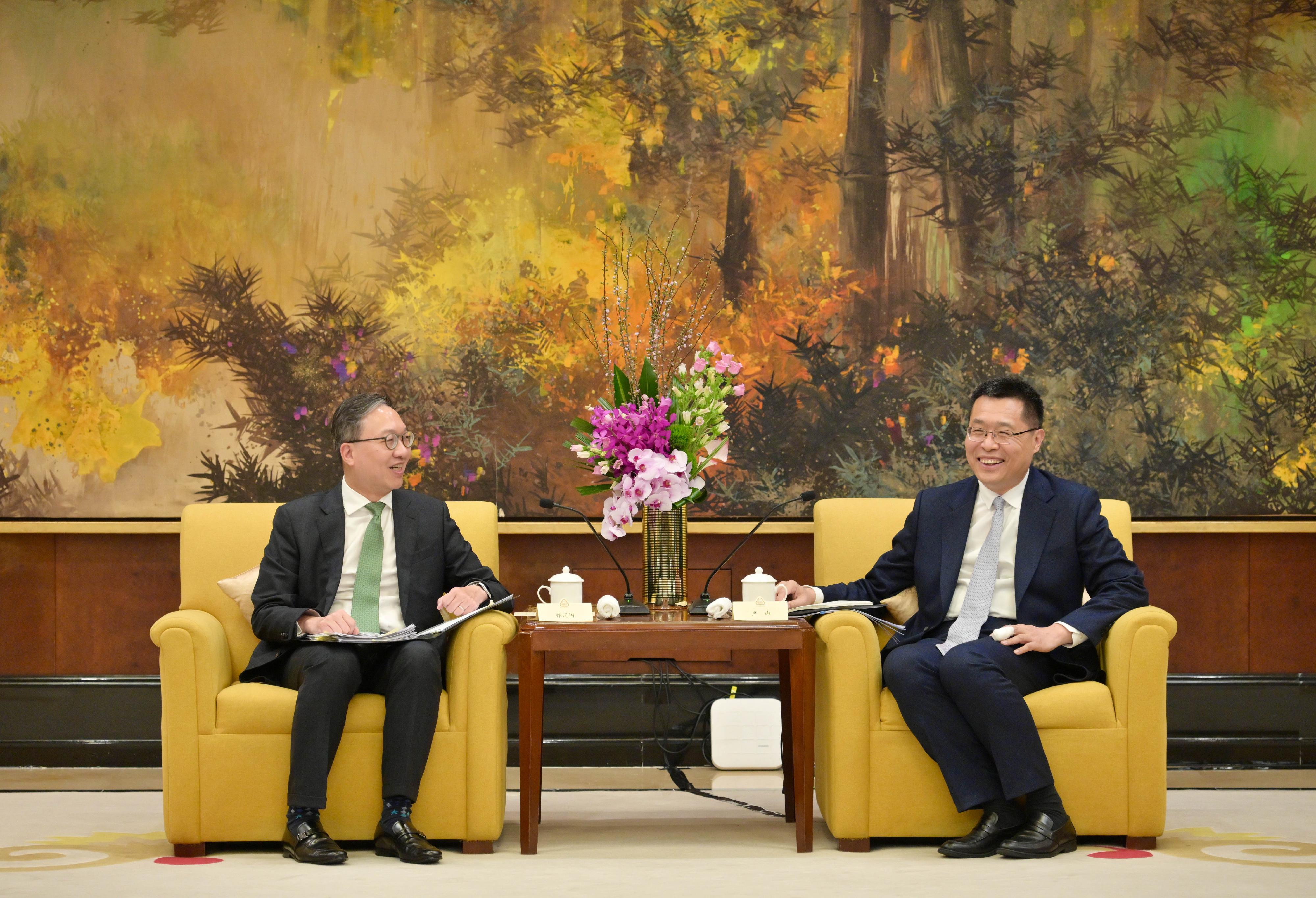 The Secretary for Justice, Mr Paul Lam, SC (left), met with Vice Mayor of Shanghai Mr Lu Shan (right) on March 24 to learn about the latest developments of Shanghai and to highlight Hong Kong's unique advantages of its robust common-law system and being connected to the Mainland and the world.
