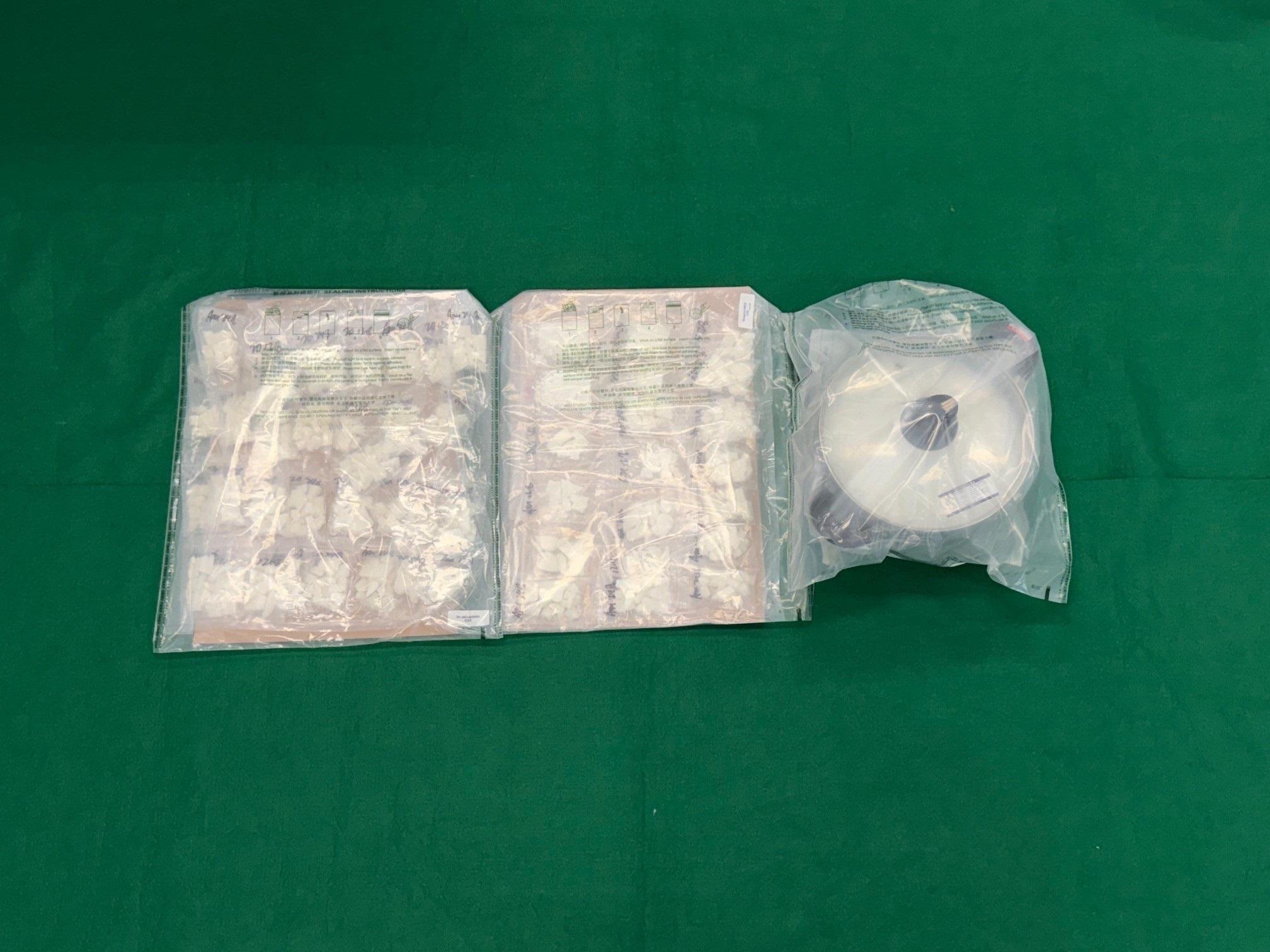 Hong Kong Customs detected two dangerous drugs cases at Hong Kong International Airport and Ho Man Tin on March 21 and yesterday (March 23) respectively, and seized a total of about 8 kilograms of suspected ketamine, about 2.3kg of suspected cocaine and about 1.1kg of suspected crack cocaine, with a total estimated market value of about $6.6 million. Three persons suspected to be connected with the cases were arrested. Photo shows the suspected cocaine and the suspected crack cocaine seized in the second case. 