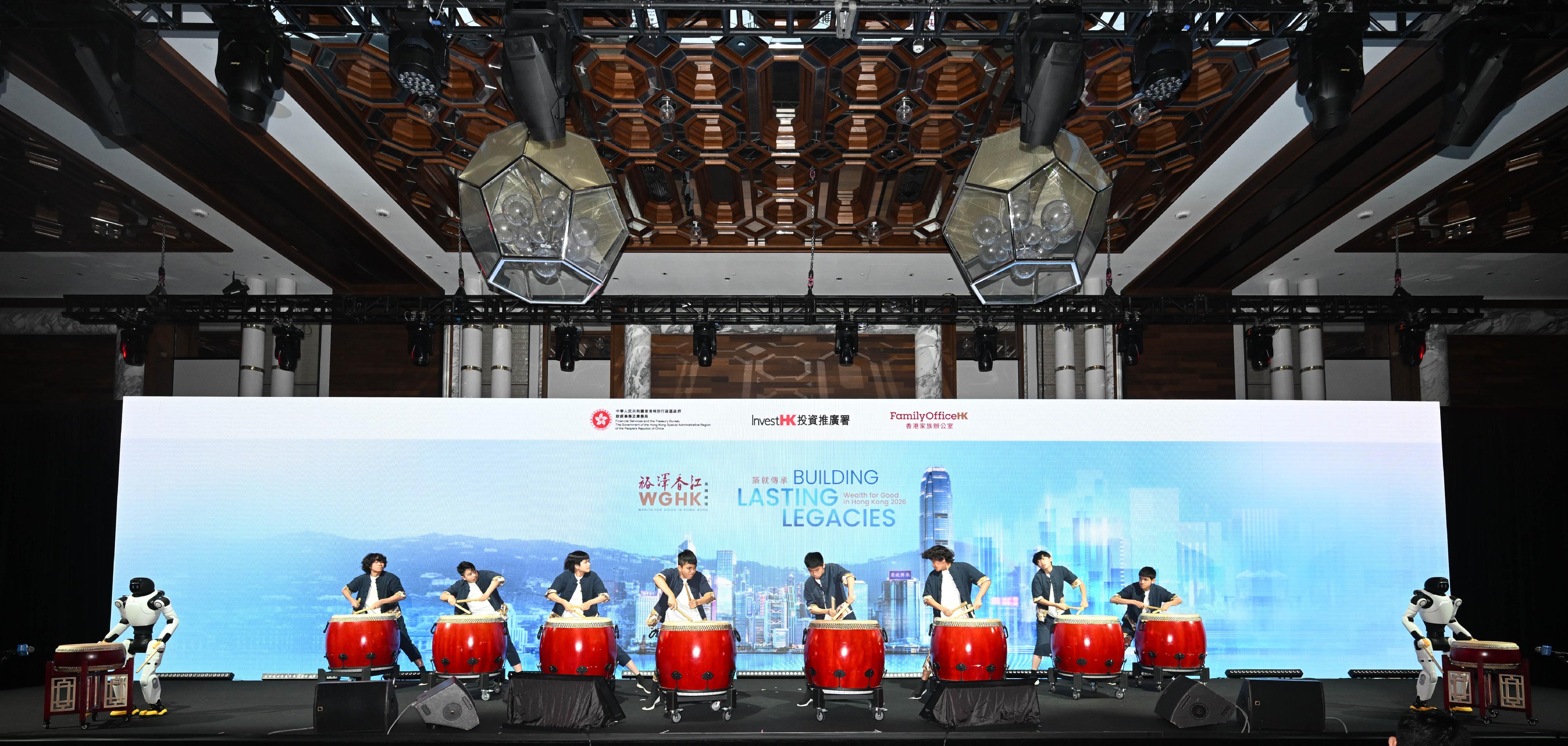 拔萃男書院中國鼓樂隊與機械人鼓手今日（三月二十四日）同台合奏，為「裕澤香江」高峰論壇作開場表演，展現傳統技藝與前沿科技的交融共生。